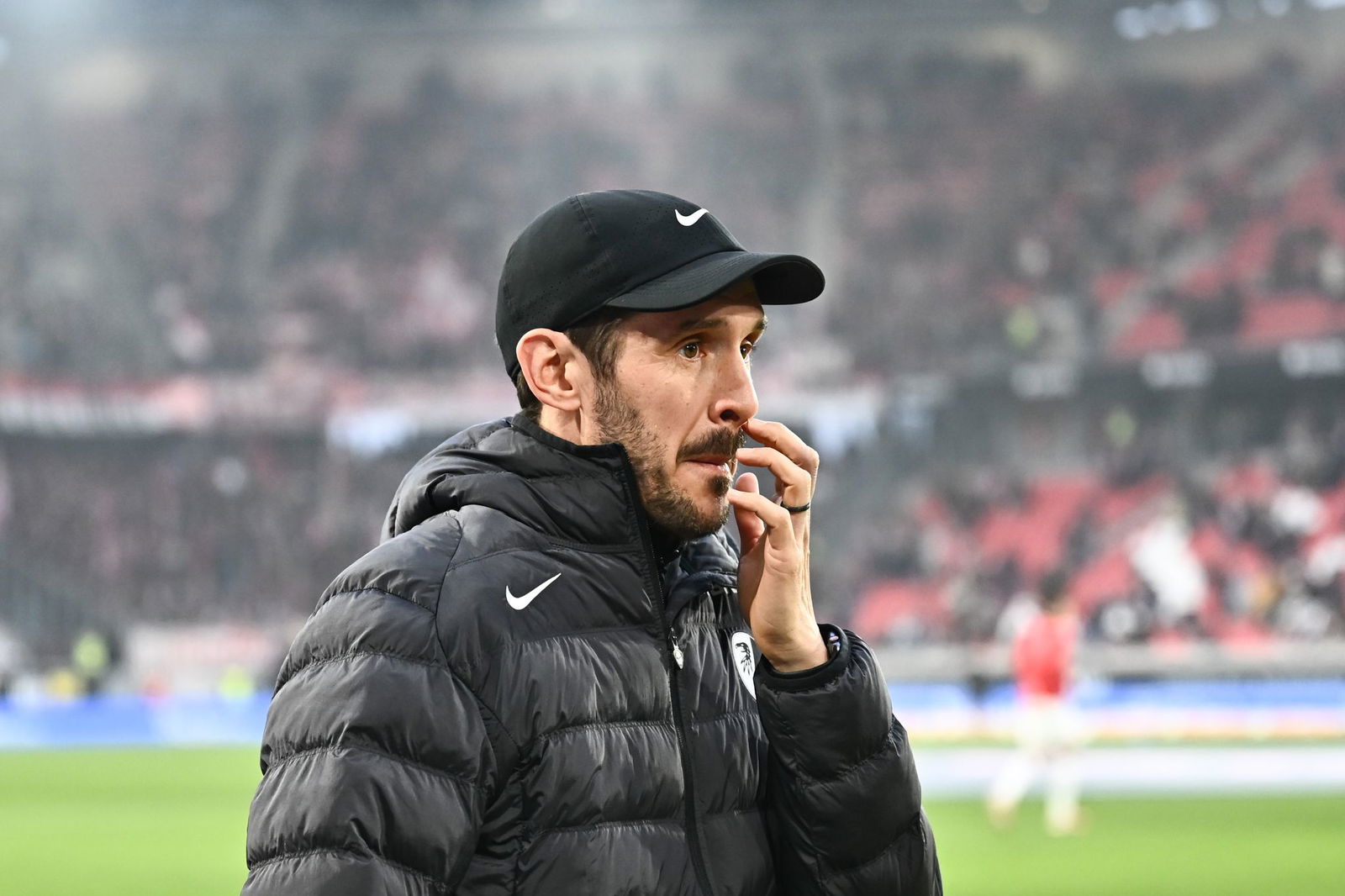 Freiburgs Coach Julian Schuster fragt sich, warum Gegner Werder Bremen den Trainer gewechselt hat. (Archivbild)