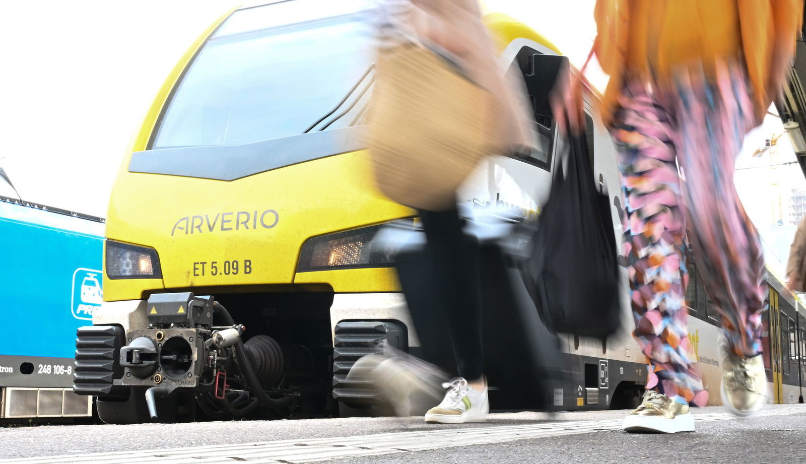 Am Anfang und Ende von Zügen ragen häufig Kupplungen heraus. Auf einer solchen Kupplung fuhr in Südbaden ein Jugendlicher mit. (Symbolbild)