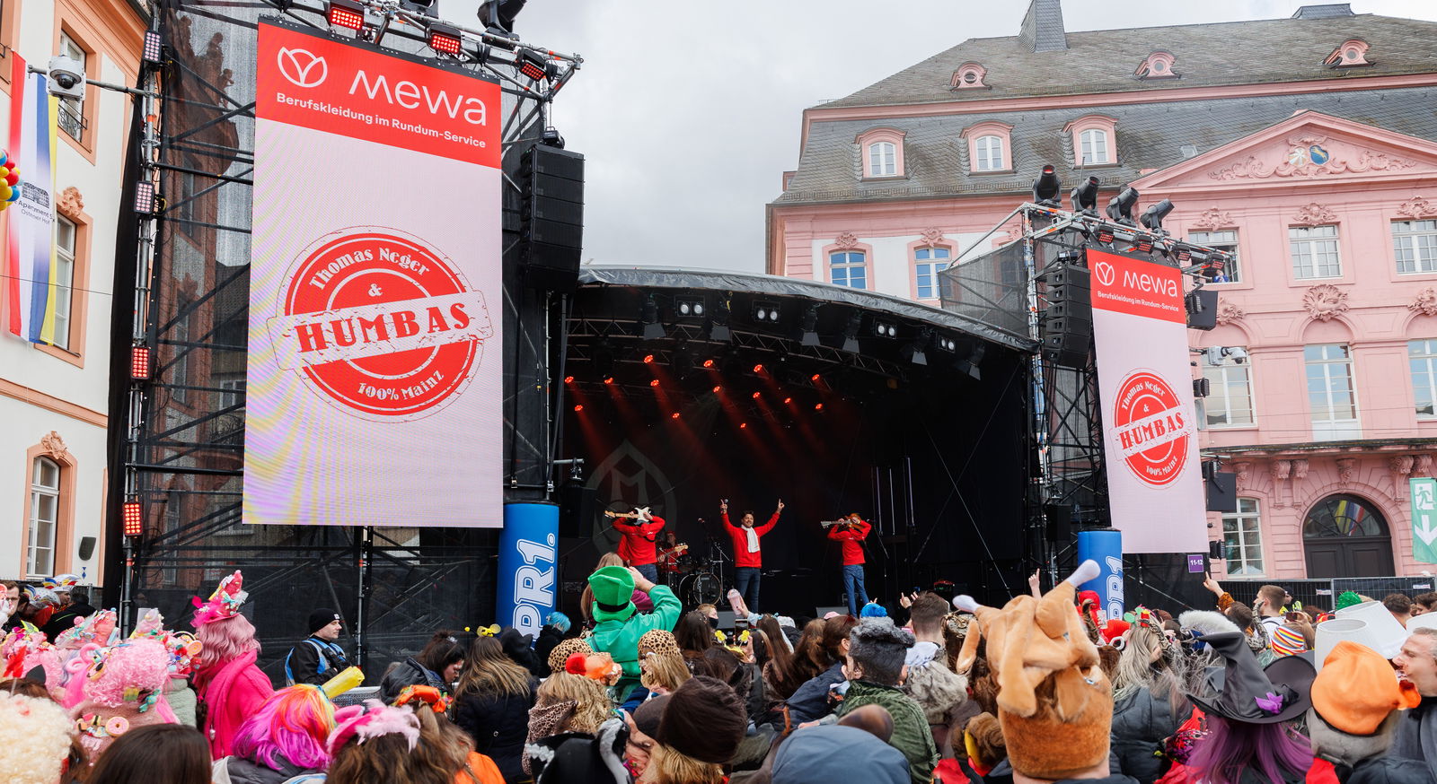 Thomas Neger & Humbas spielen live an Weiberfastnacht auf dem Schillerplatz,