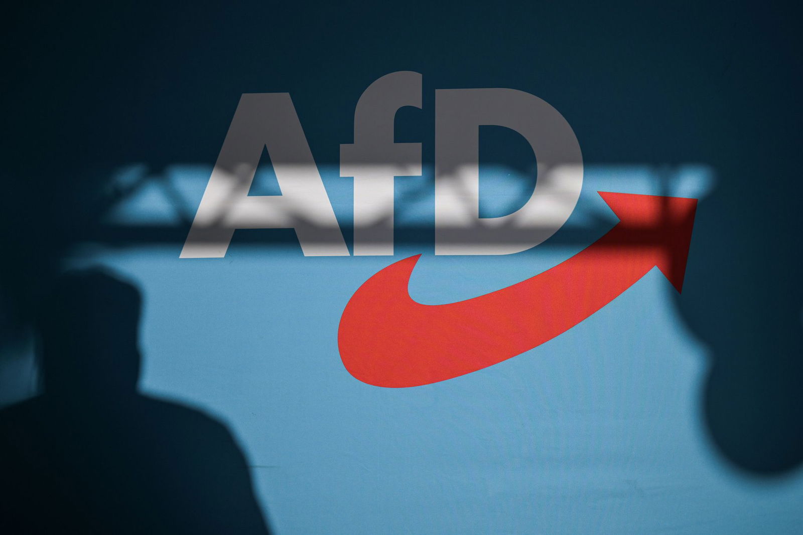 Die AfD wird vorläufig weiter als Verdachtsfall geführt. Mit ihrem Eilantrag gegen eine Höherstufung hatte sie vor Gericht Erfolg. (Symbolbild)