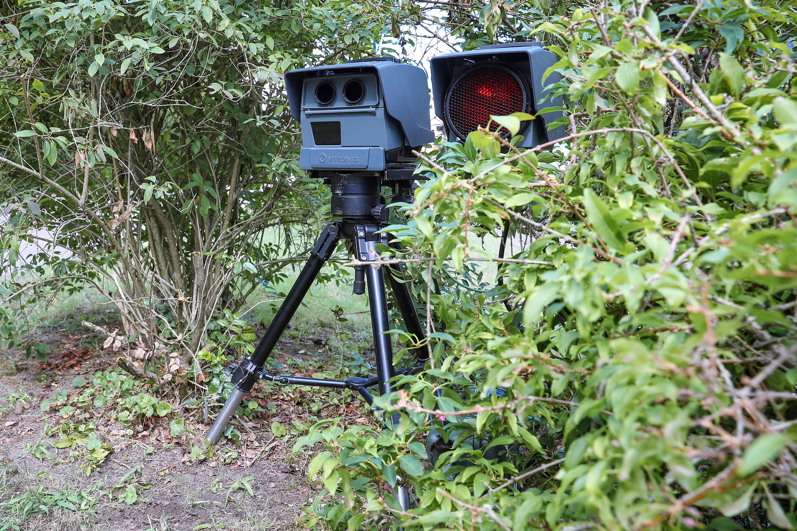 Mobiler Blitzer in einem Busch versteckt