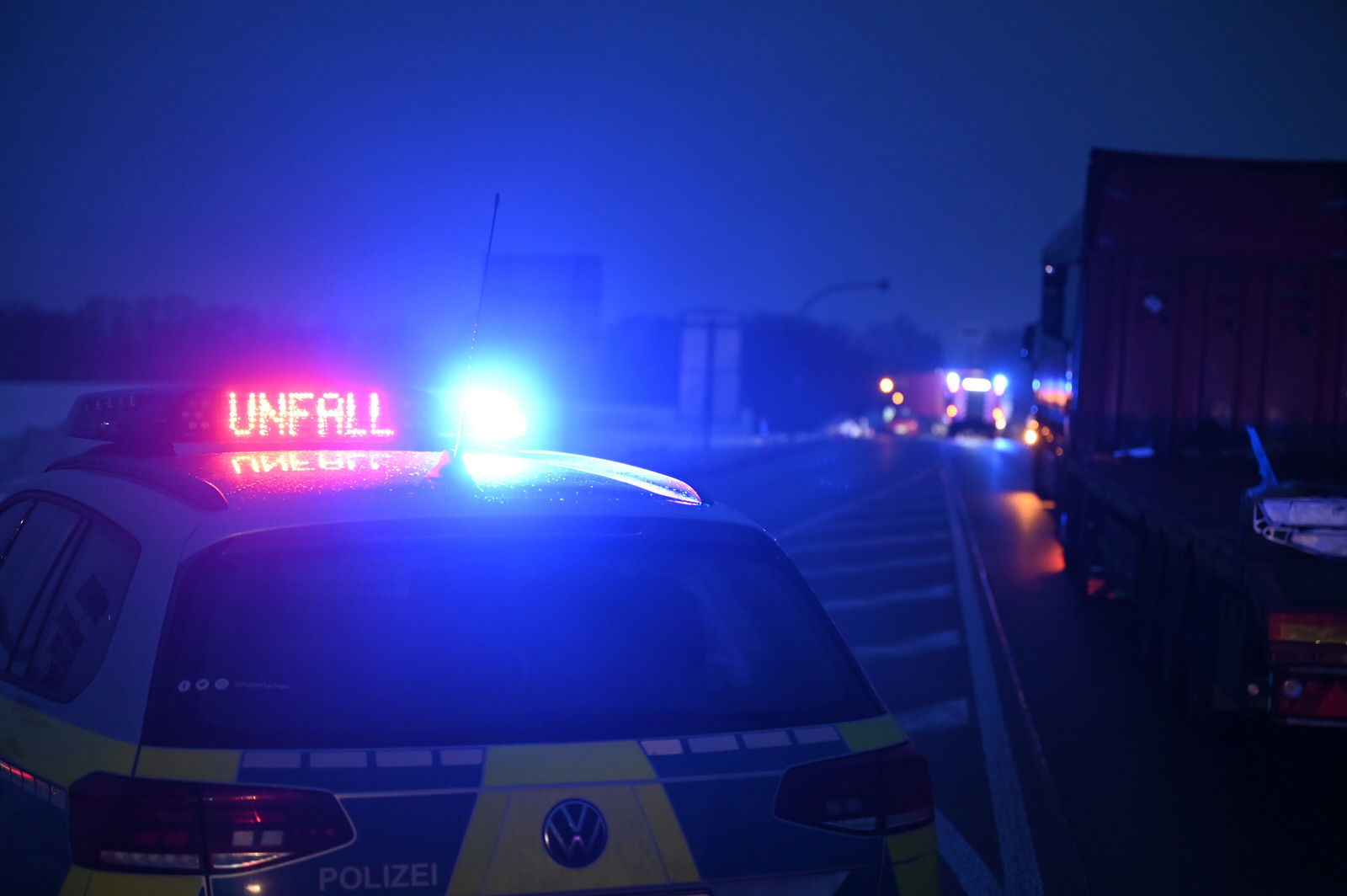 Einsatzwagen der Polizei weist auf einen Unfall hin