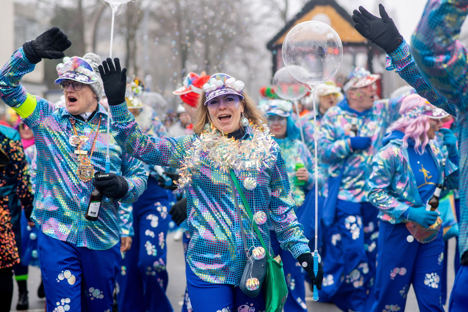 Verkleidete Menschen feiern zusammen Straßenfastnacht