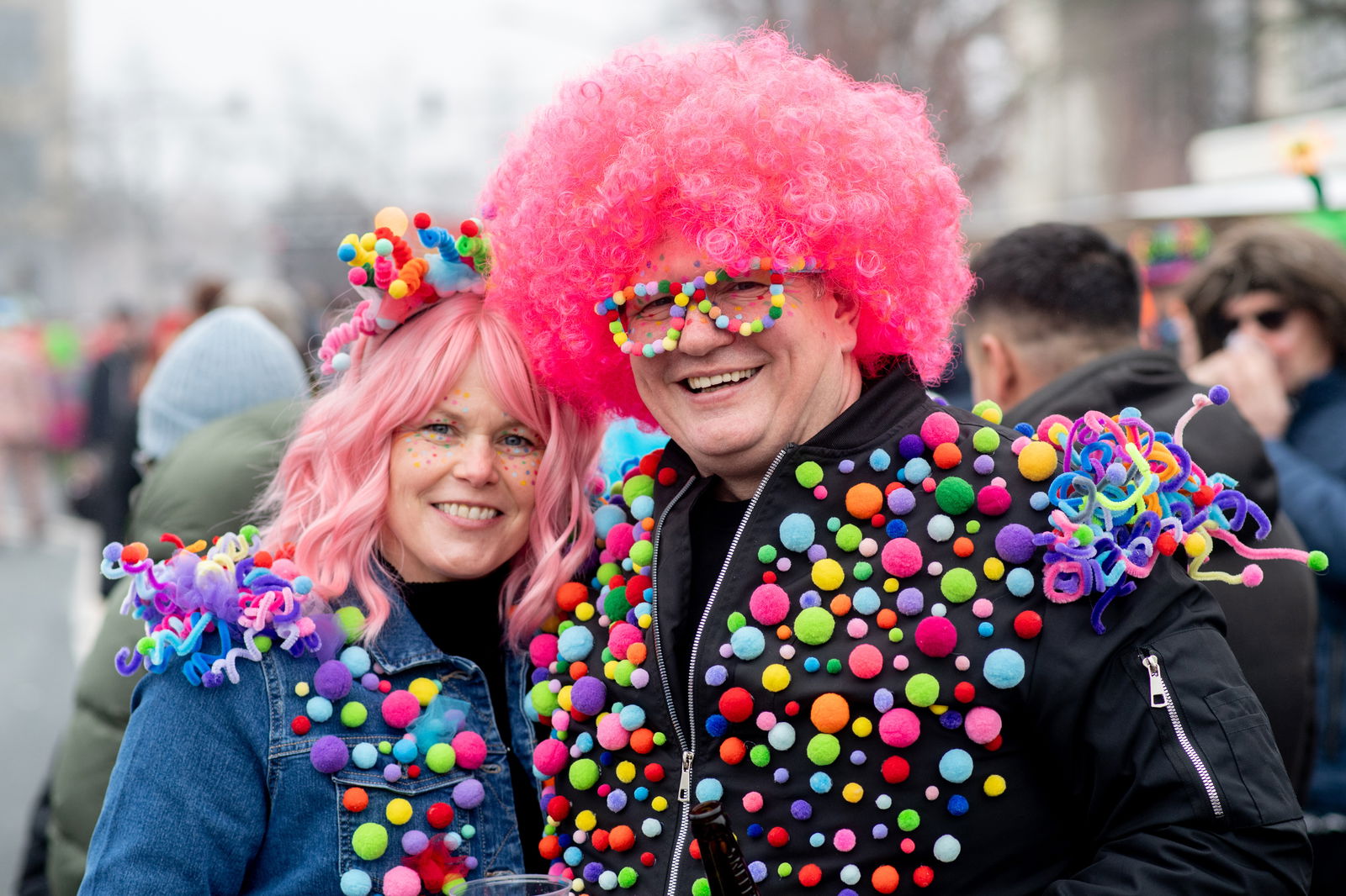Paar feiert zusammen Straßenfastnacht