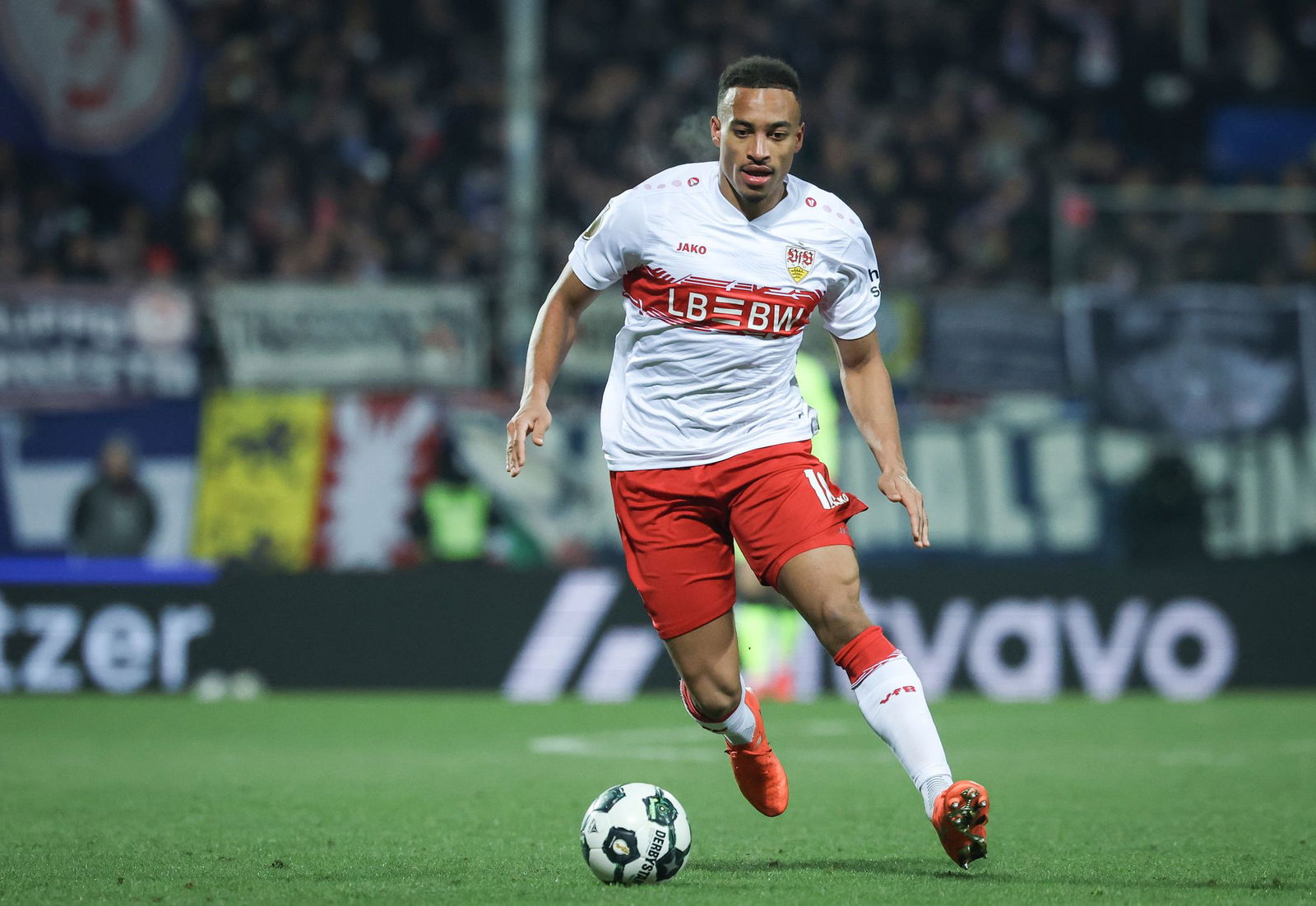 Klappt es mit der Titelverteidigung für Jamie Leweling und den VfB Stuttgart? (Archivbild)