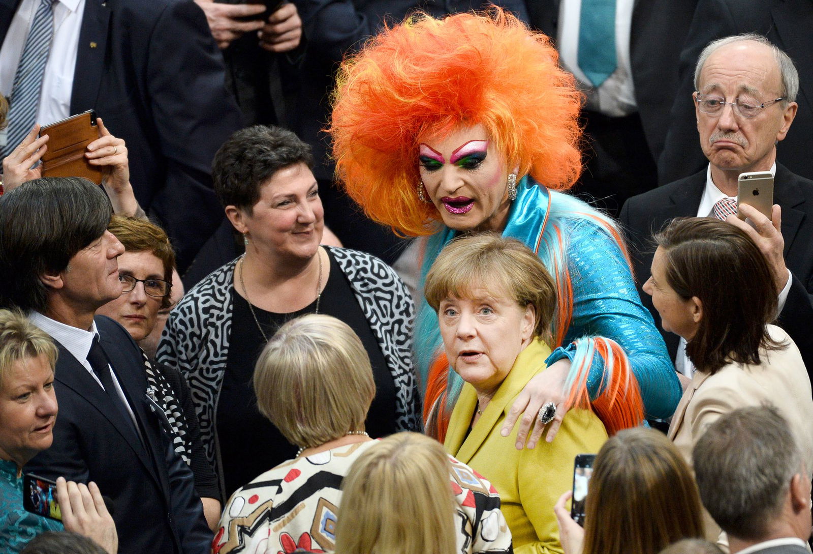 Unerwartetes Zusammentreffen: Kanzlerin Angela Merkel und Travestiekünstlerin Olivia Jones in der Bundesversammlung 2017. (Archivbild)