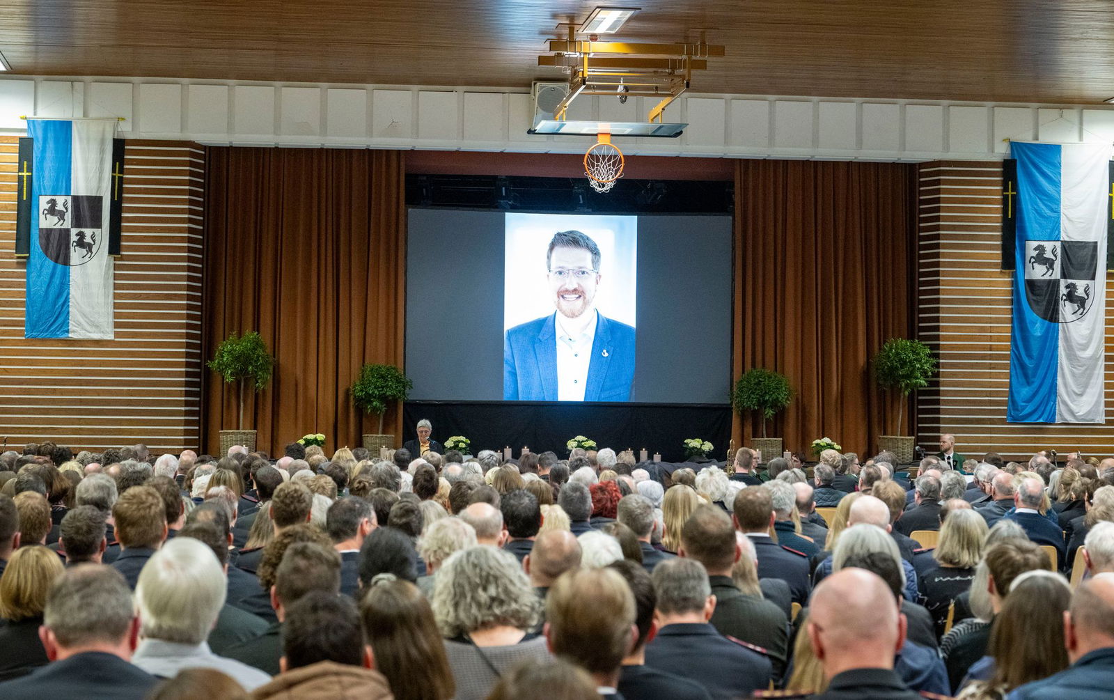 Nach dem tödlichen Unfall von Bürgermeister Mauch gedenkt Gerabronn. Hier die Trauerfeier in der Gerabronner Stadthalle.