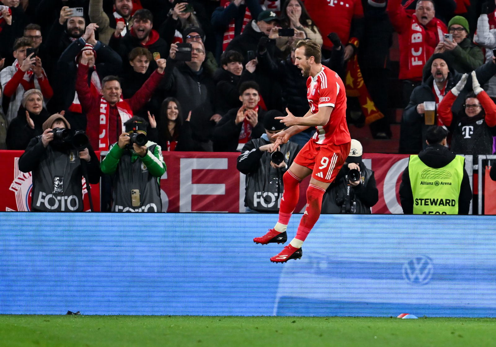 Wieder mal der Wegbereiter: Harry Kane jubelt nach seinem Elfmetertor zum 1:0. 