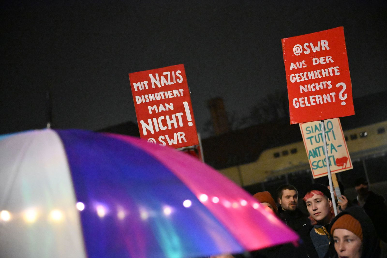Protest gegen rechts vor dem Aufzeichnungsort der Sendung.