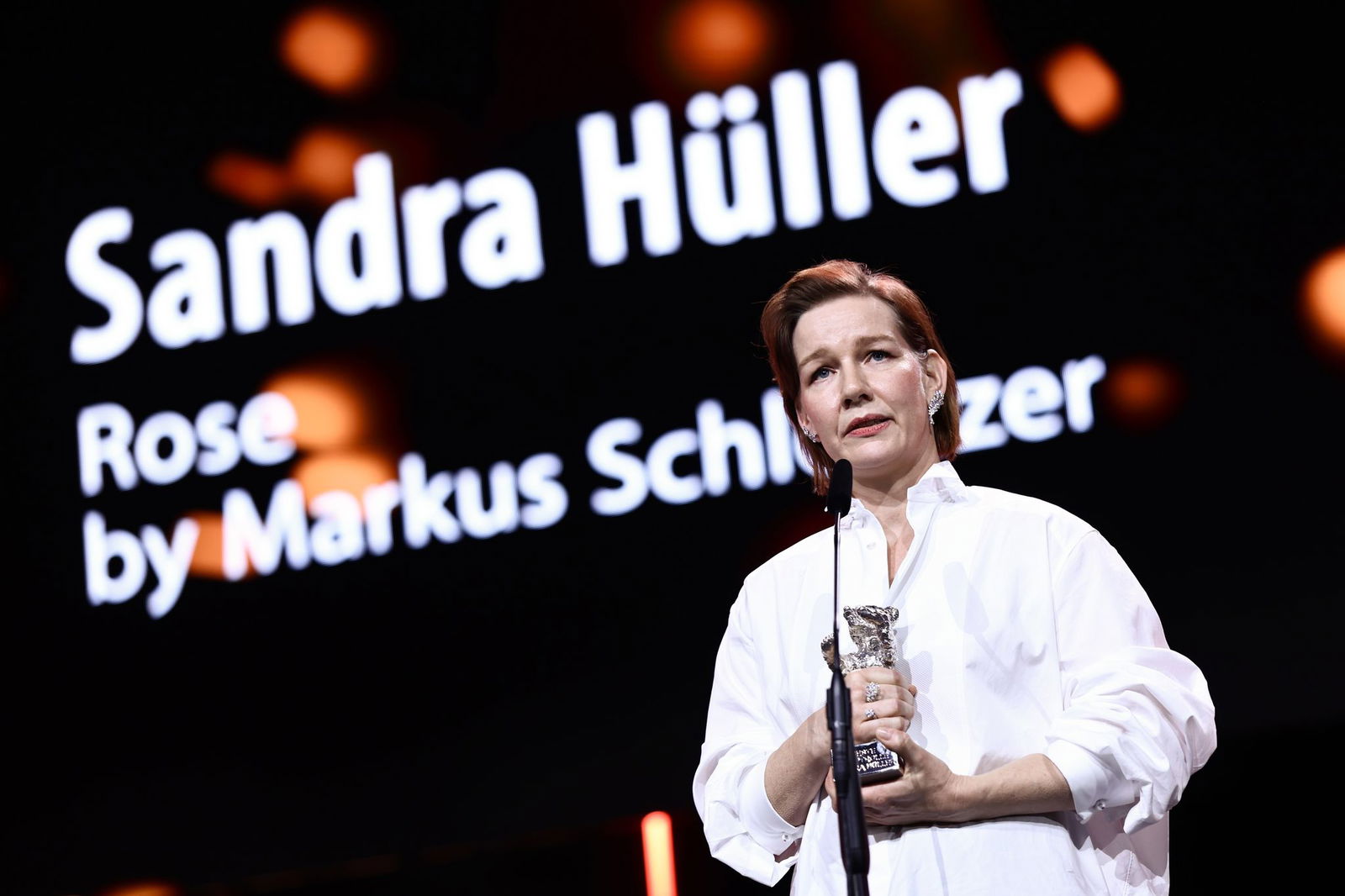 Sandra Hüller nimmt den Silbernen Bären entgegen.