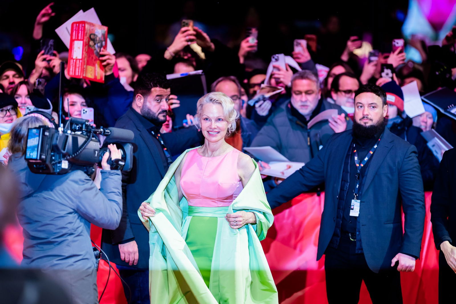 Pamela Anderson spielt in «Rosebush Pruning» mit.