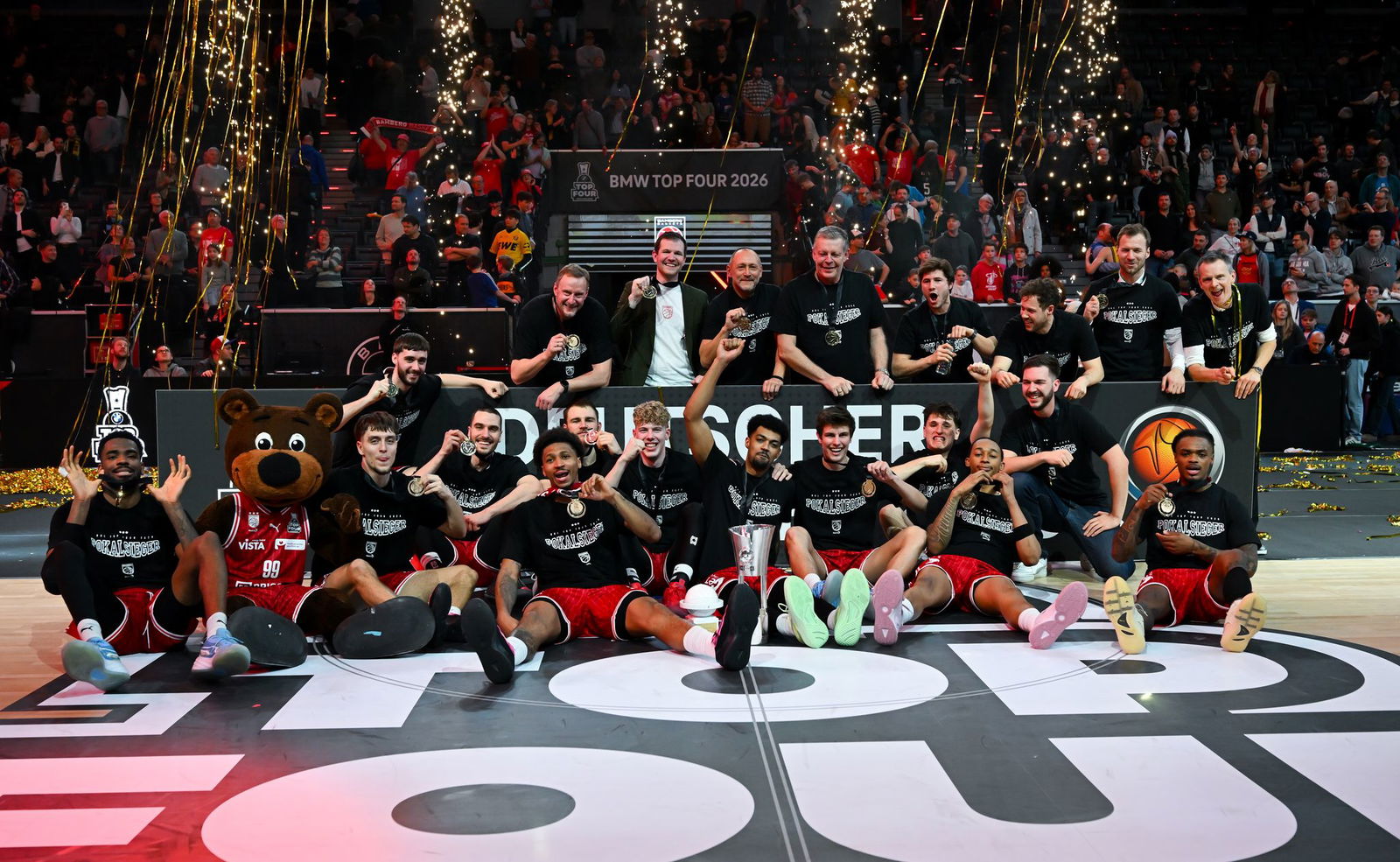 Die Bamberger bejubeln ausgelassen ihren Coup.