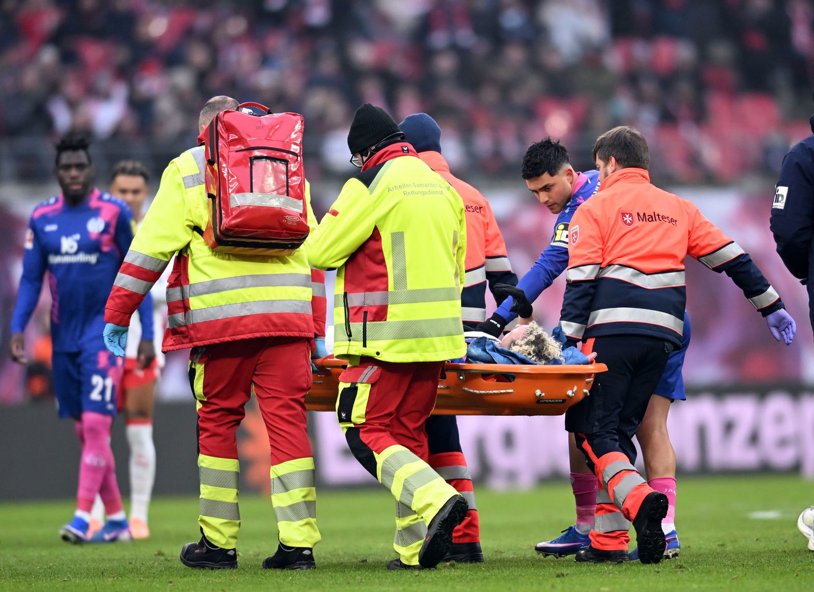 Benedict Hollerbach wird vom Platz getragen.