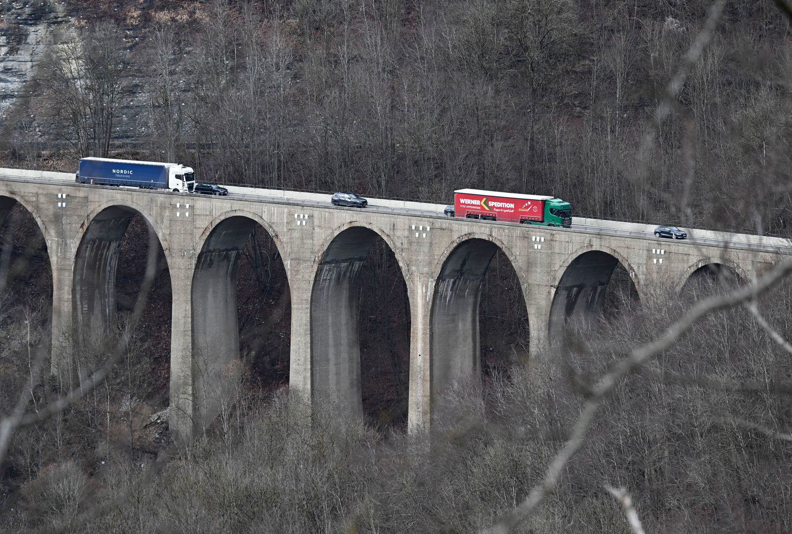 Zwei Fahrspuren führen auf die Albhochfläche, zwei Fahrspuren führen Richtung Stuttgart. 