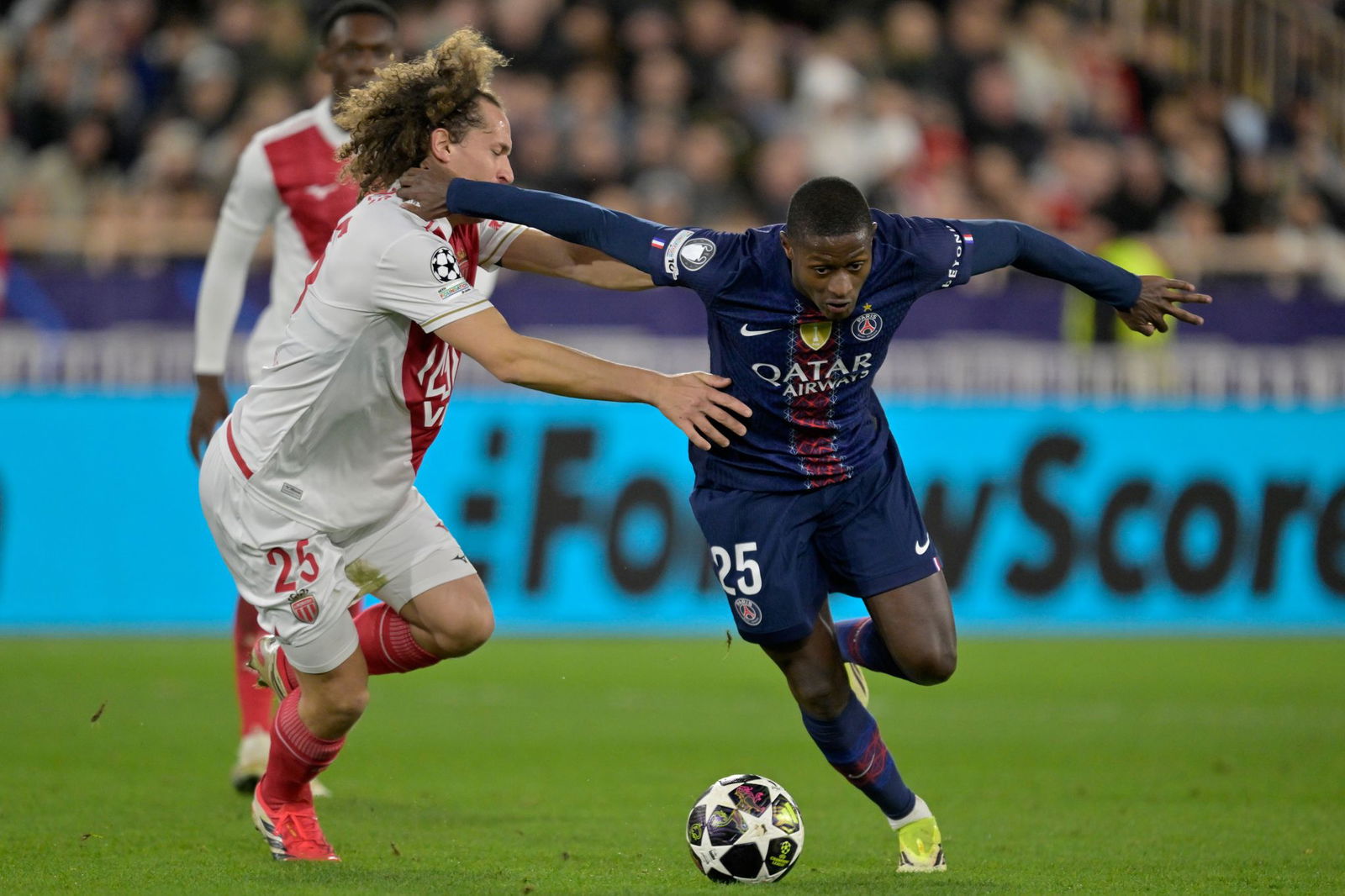 Nuno Mendes (r) von Paris Saint-Germain und Monacos Wout Faes kämpfen um den Ball.