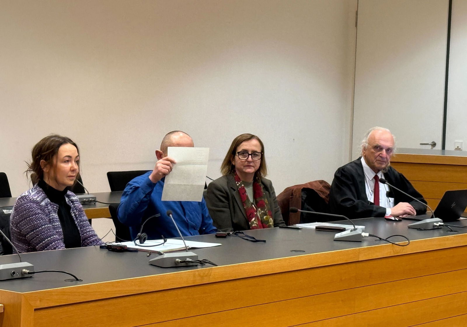 Ein 47-Jähriger soll vor allem ältere Menschen in Krankenhäusern in Baden-Württemberg, Bayern und Nordrhein-Westfalen bestohlen haben – mit deren Bankkarten hob er Tausende Euro ab.