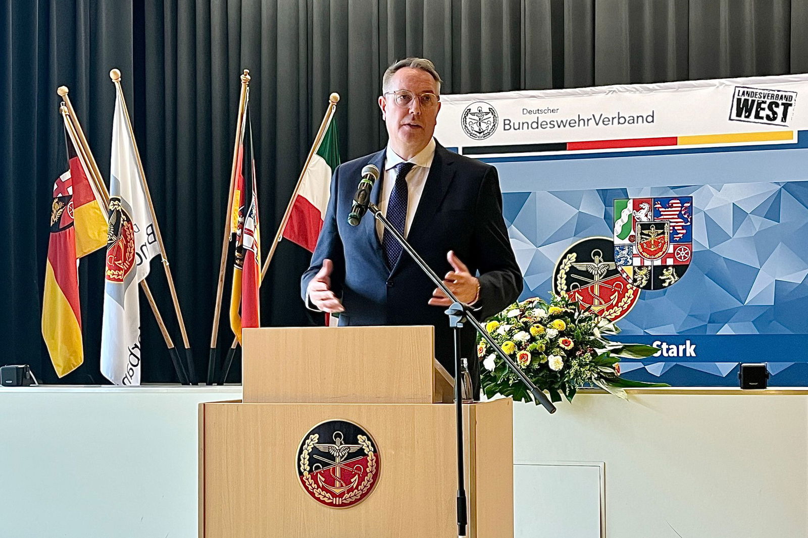 Ministerpräsident Schweitzer spricht mit seinen Söhnen über die Möglichkeit eines Dienstes bei der Bundeswehr. 