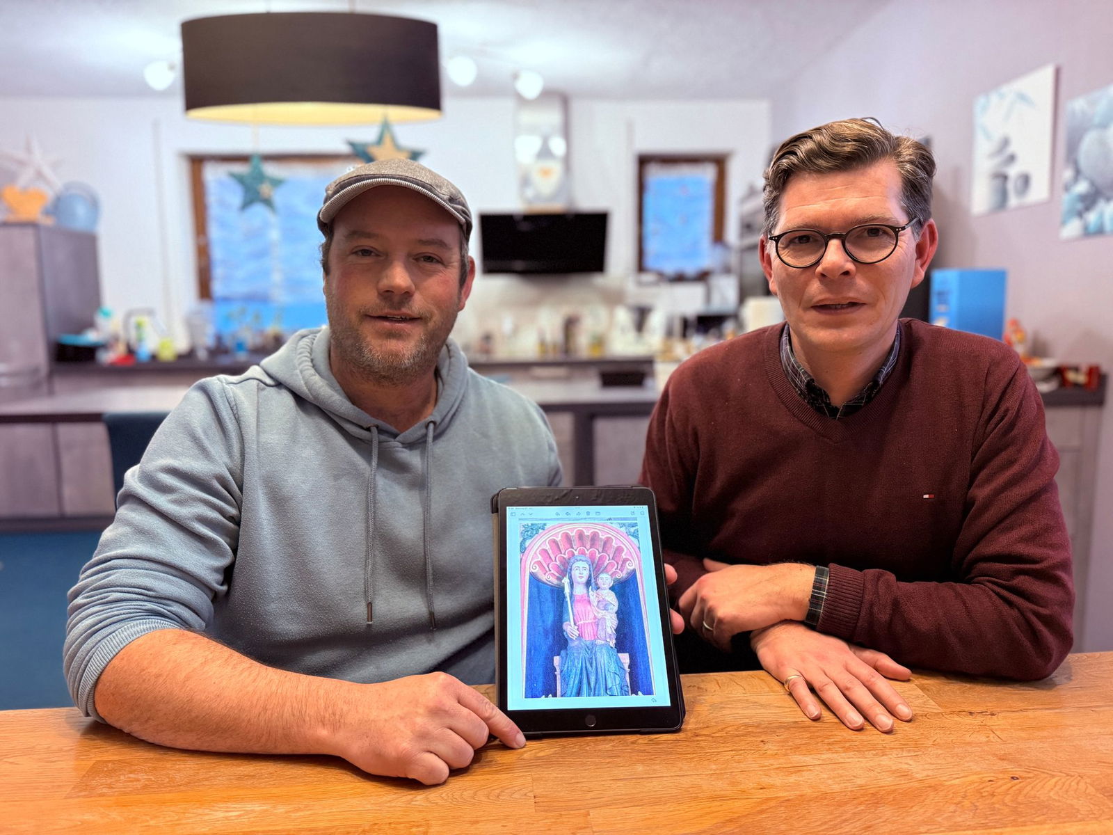 Ortsvorsteher Marmitt (links) entdeckte ein Foto einer Auktion von 2009 im Netz, später schaltete sich Bistumskonservator Paulke in den Fall ein. 