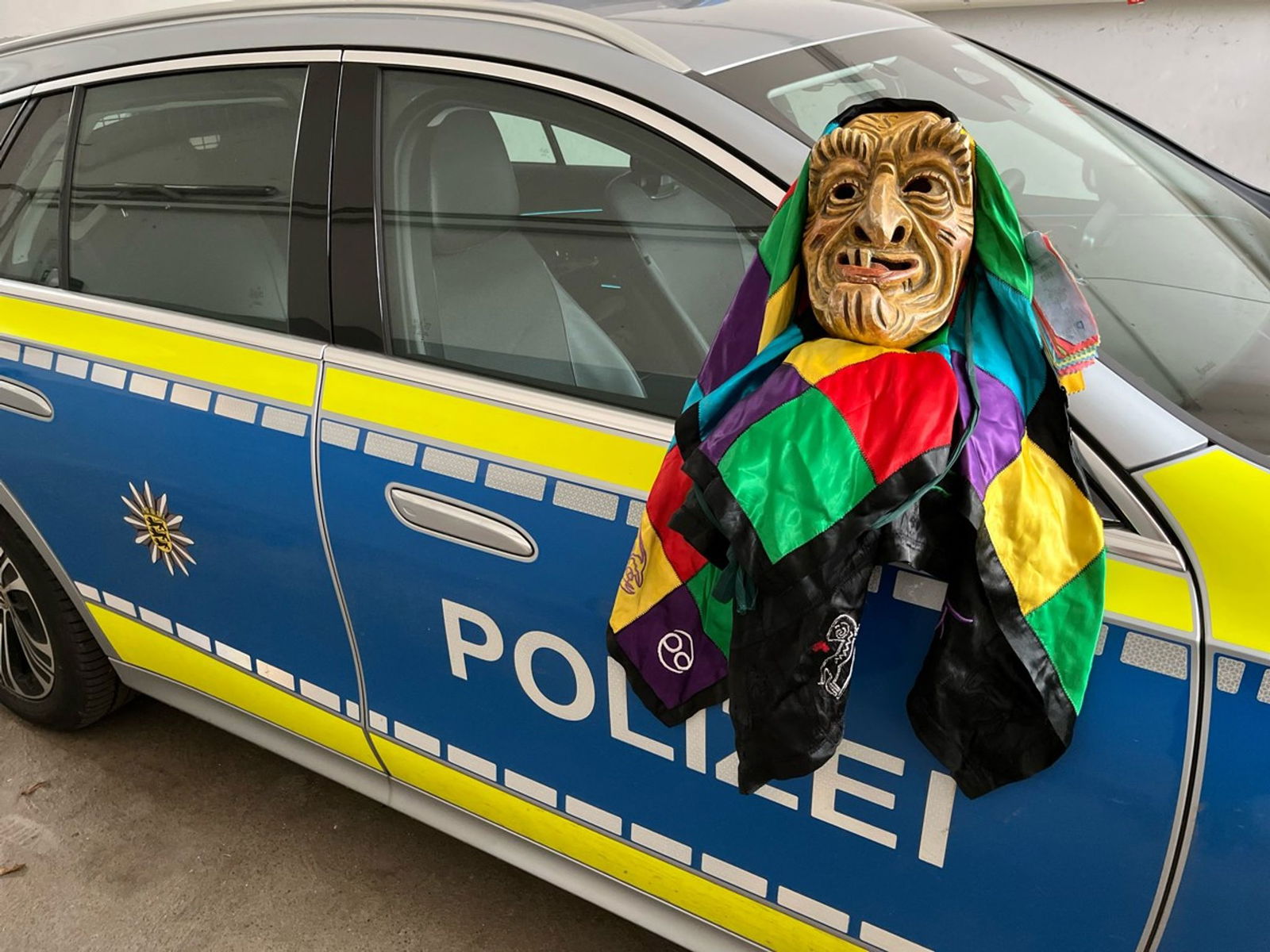 Die Maske ist wieder bei ihrem Besitzer. 