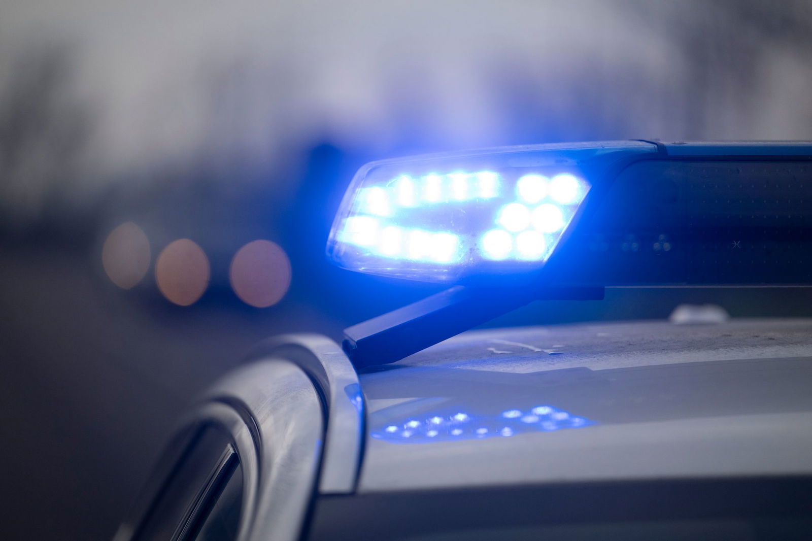 Der junge Autofahrer bleibt unverletzt. (Symbolbild)