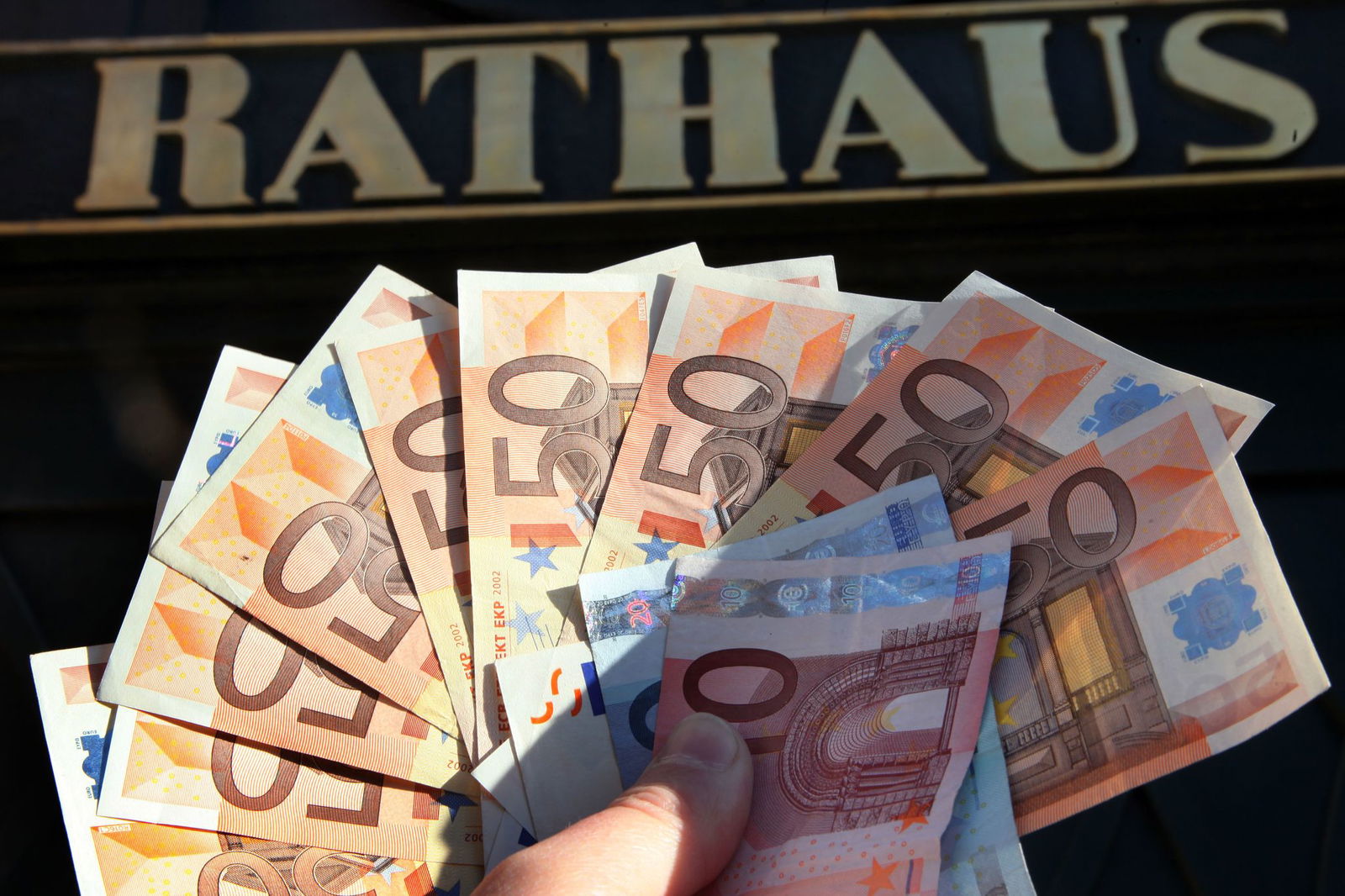 Kommunen in ganz Deutschland ächzen unter hohen Sozialkosten. (Symbolfoto)