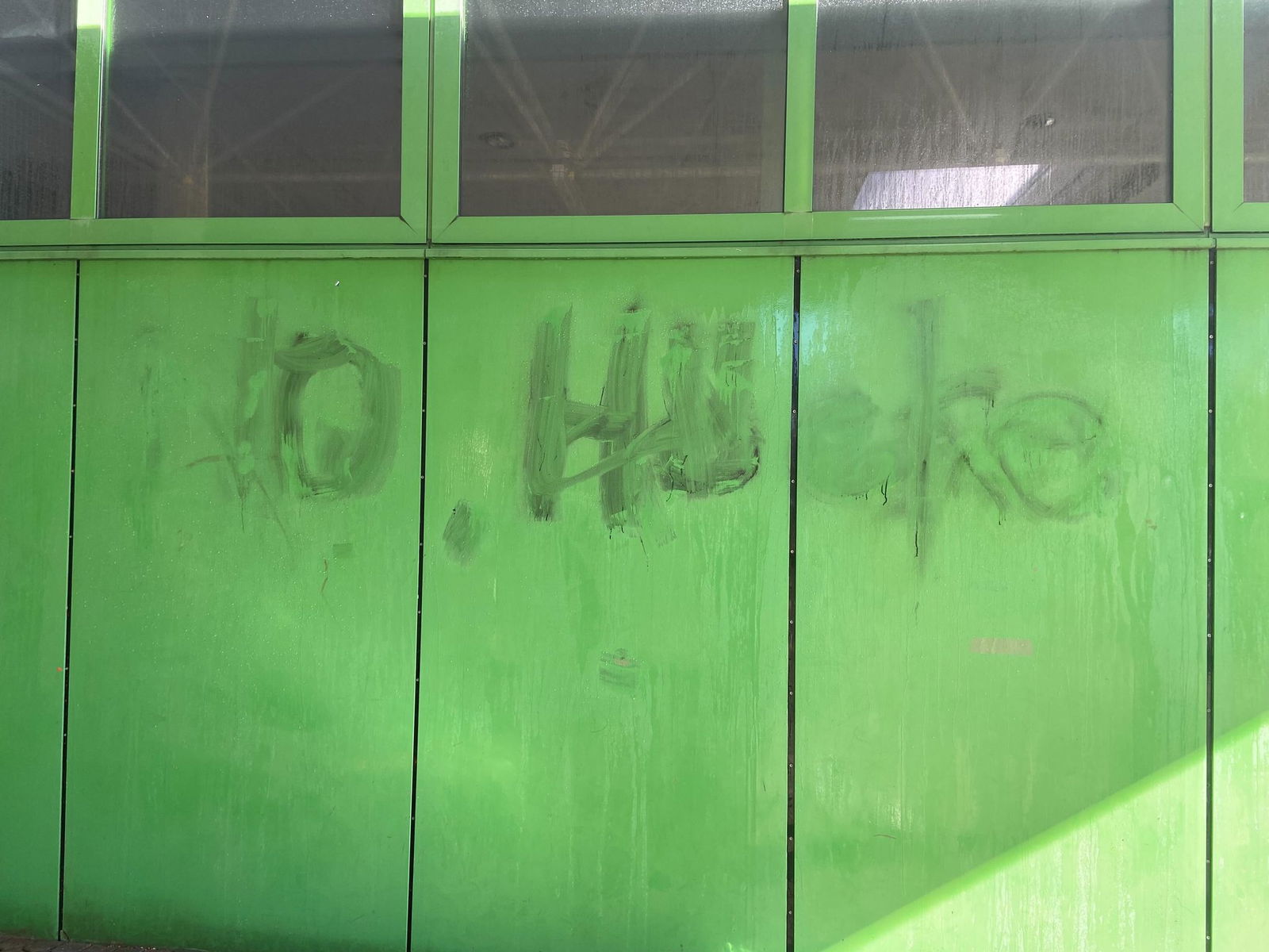 «No Höcke», steht auf der Veranstaltungshalle in Reutlingen. 