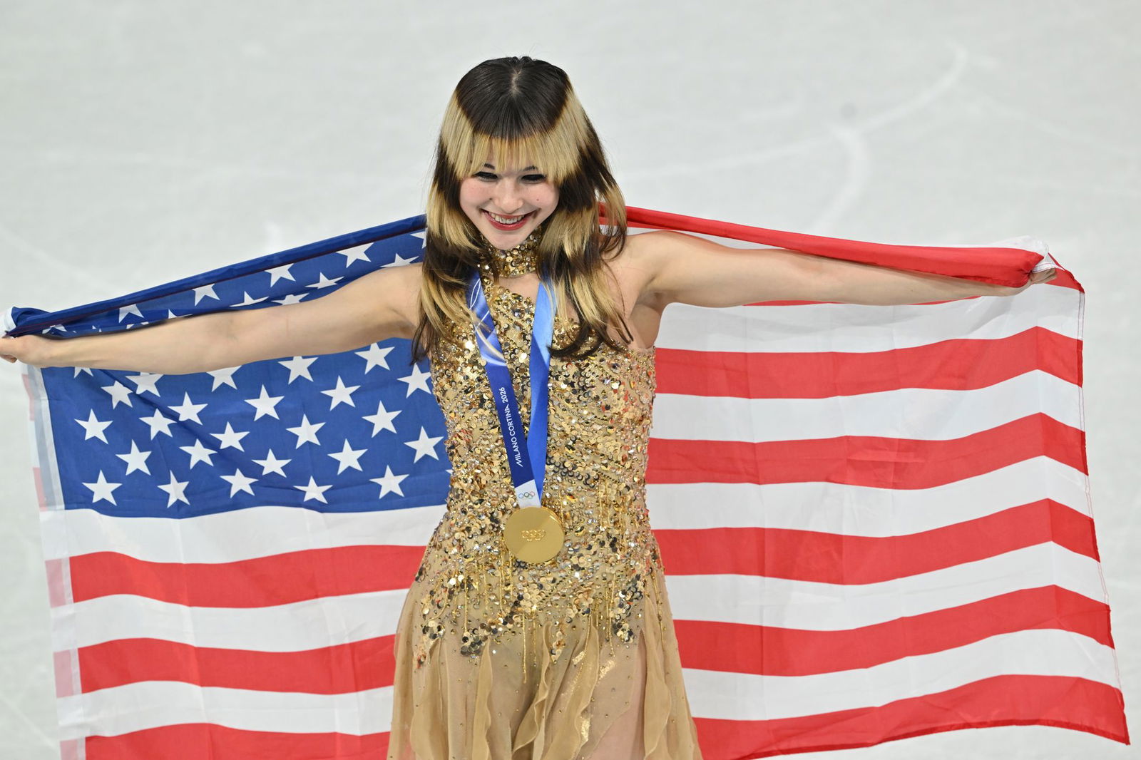 Alysa Liu bejubelt mit der US-Fahne ihre Goldmedaille.