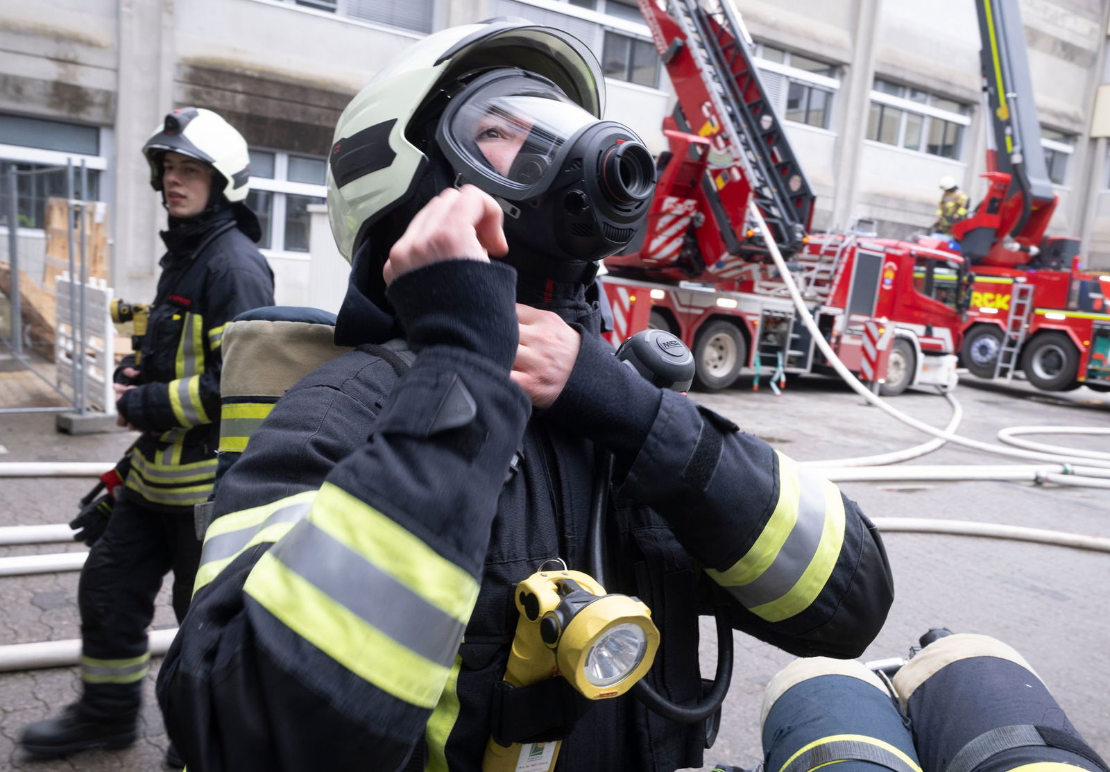Rund 130 Feuerwehrlaute sind im Einsatz.