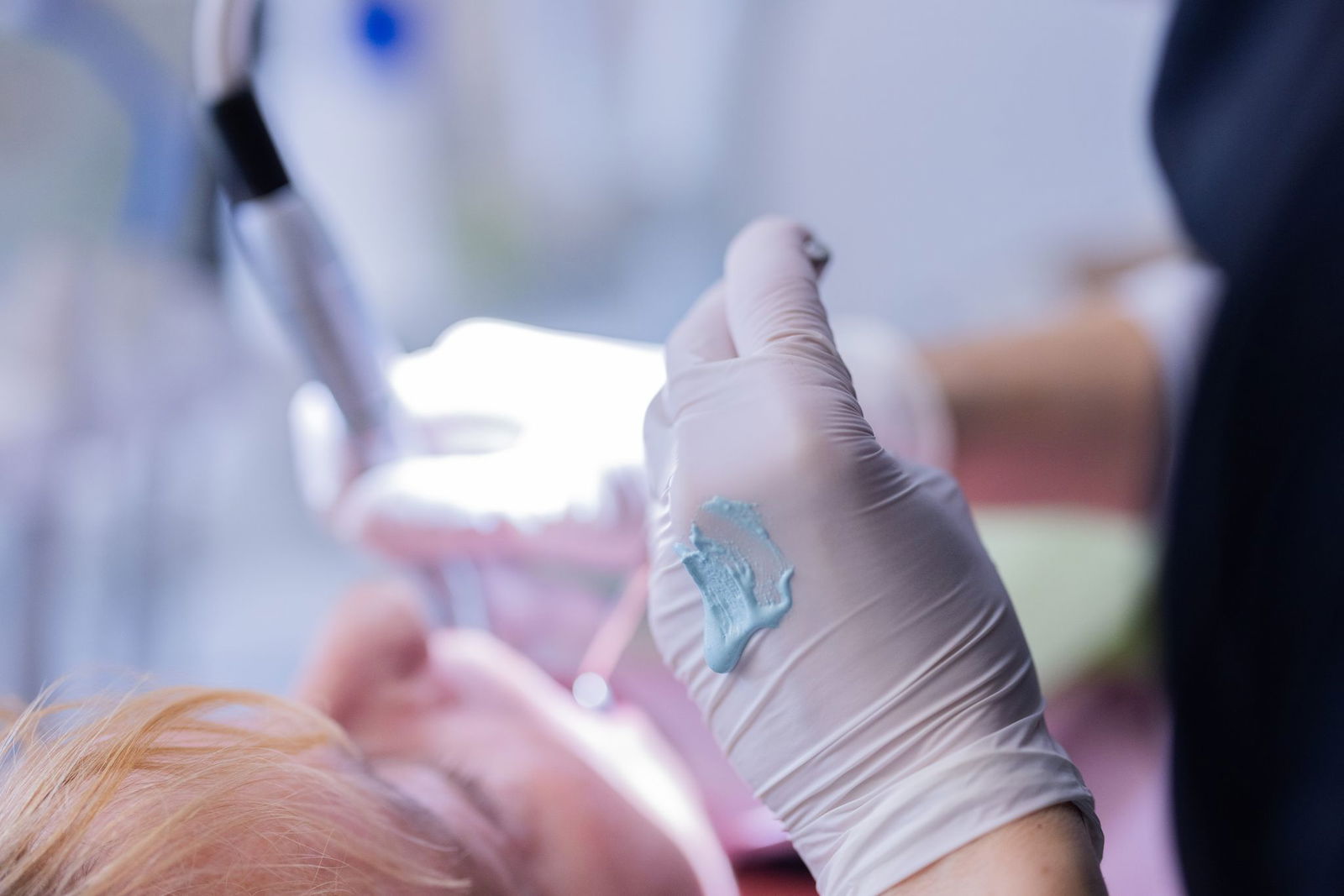 Wirbel um Zahnarztbesuche. Heute zahlt die Krankenkasse feste Zuschüsse. (Archivbild)