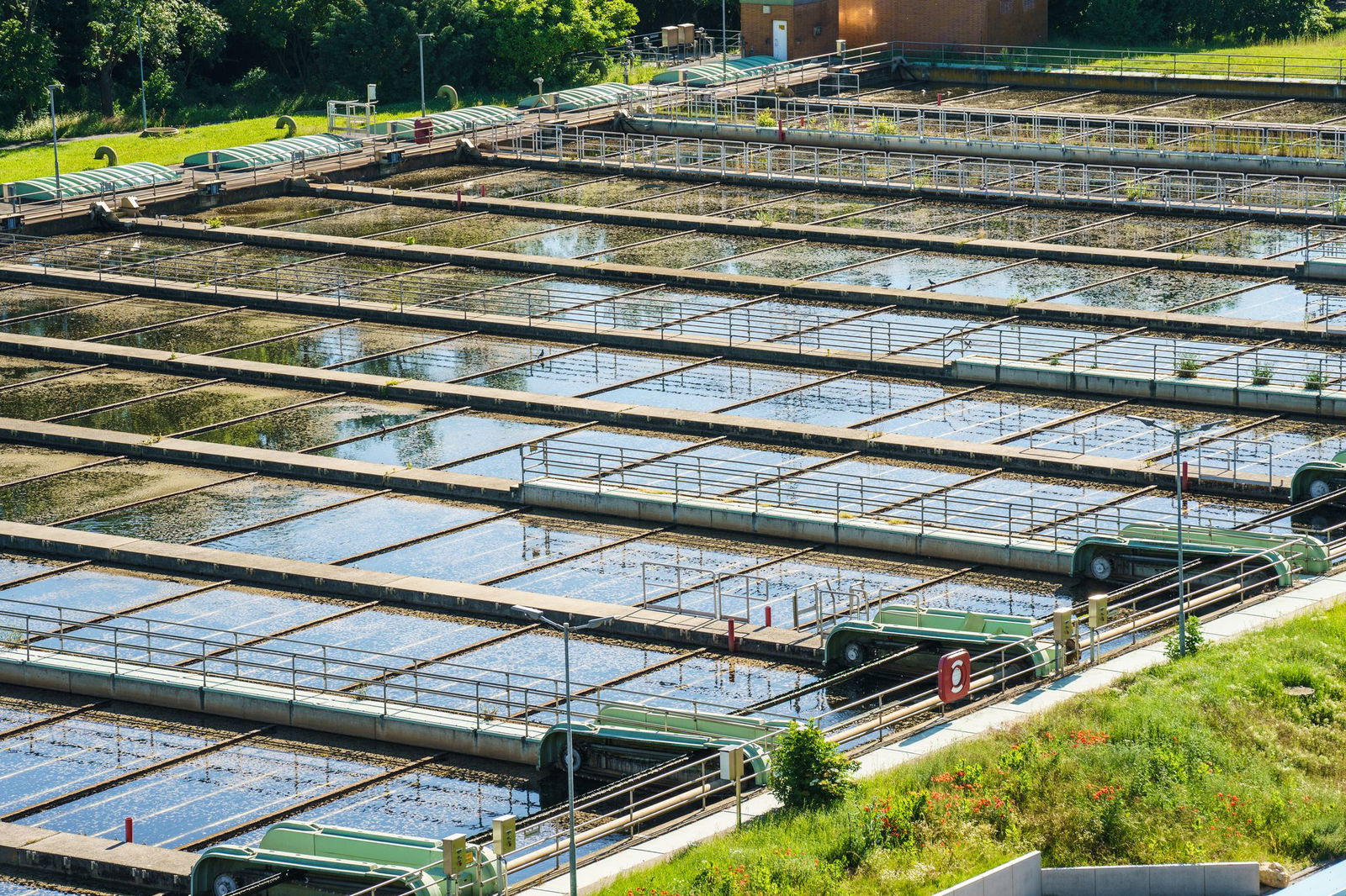 Der Klimawandel sorge für längere Trockenphasen und mehr Starkregen, sagt der VKU. Das bringe Herausforderungen für die Wasserver- und die Abwasserentsorgung mit sich. (Archivbild)