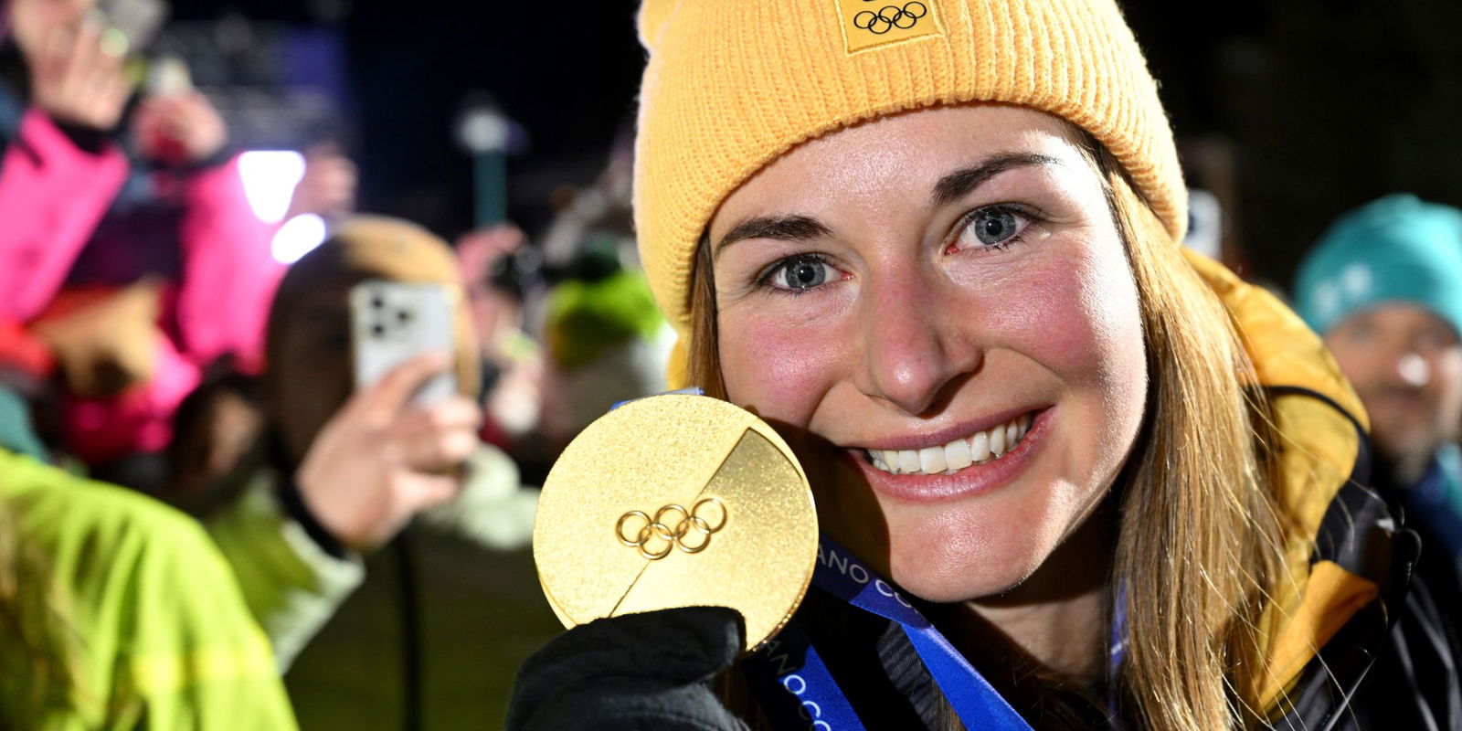 Nach dem Sturz-Drama in Peking kann Julia Taubitz mit Olympia-Gold wieder lachen.  