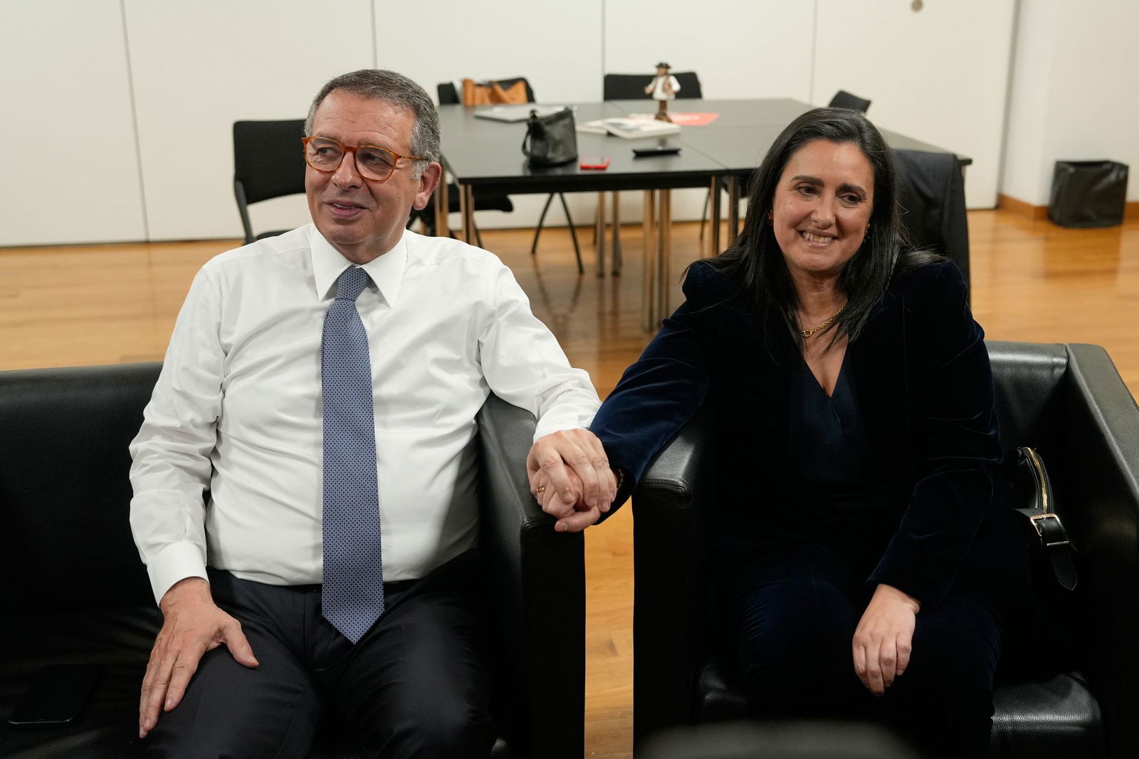 Seguro ließ sich am Wahlabend neben seiner Frau María Margarida Freitas ablichten.