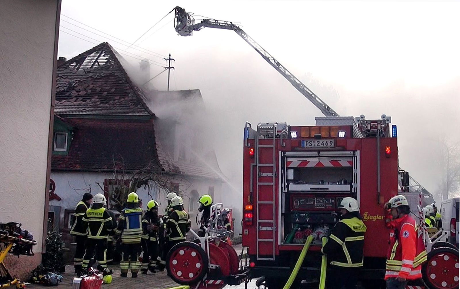 Die Ermittlungen zu den Hintergründen und der Brandursache dauern weiter an.