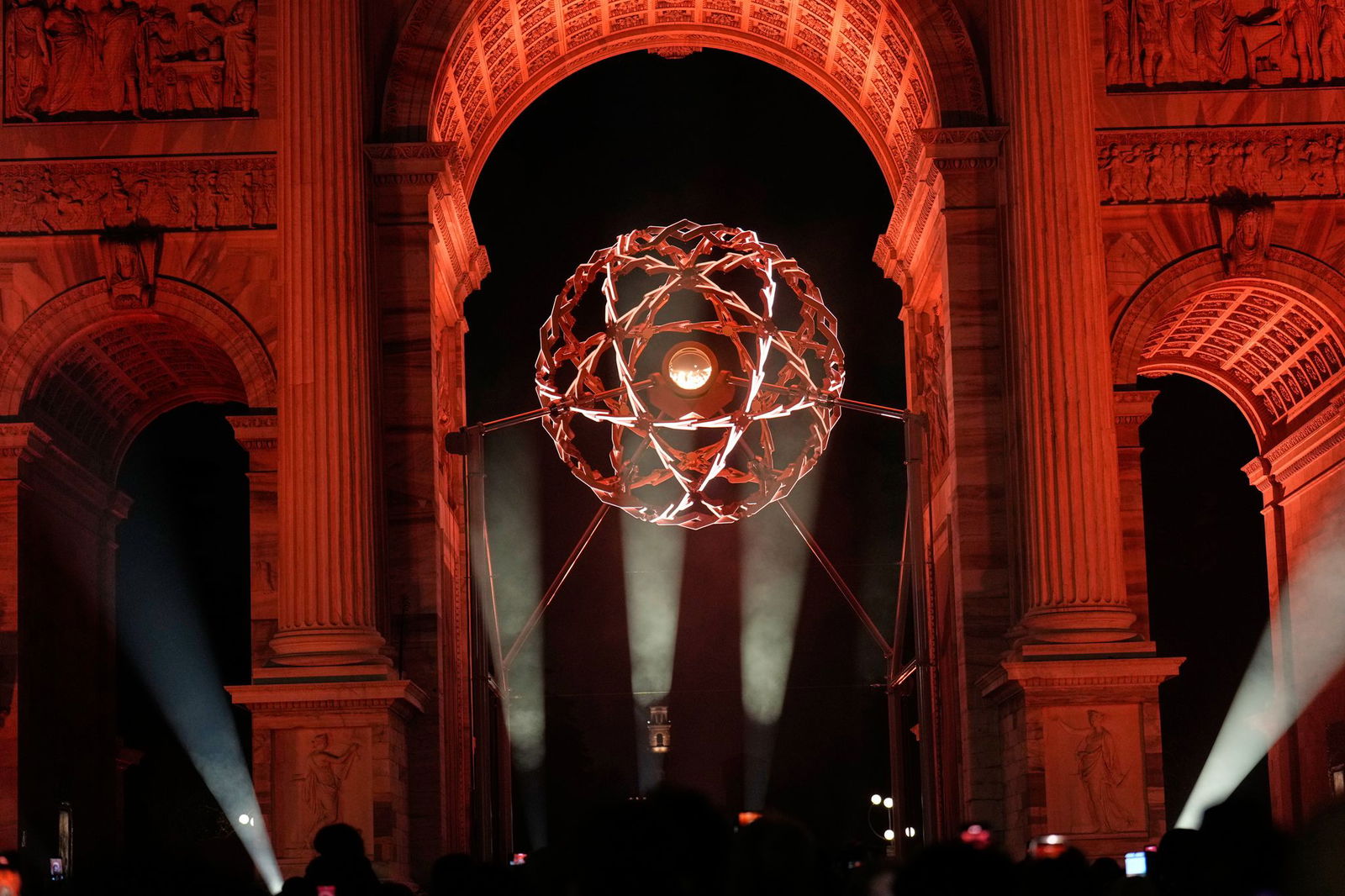 Das olympische Feuer in Mailand.