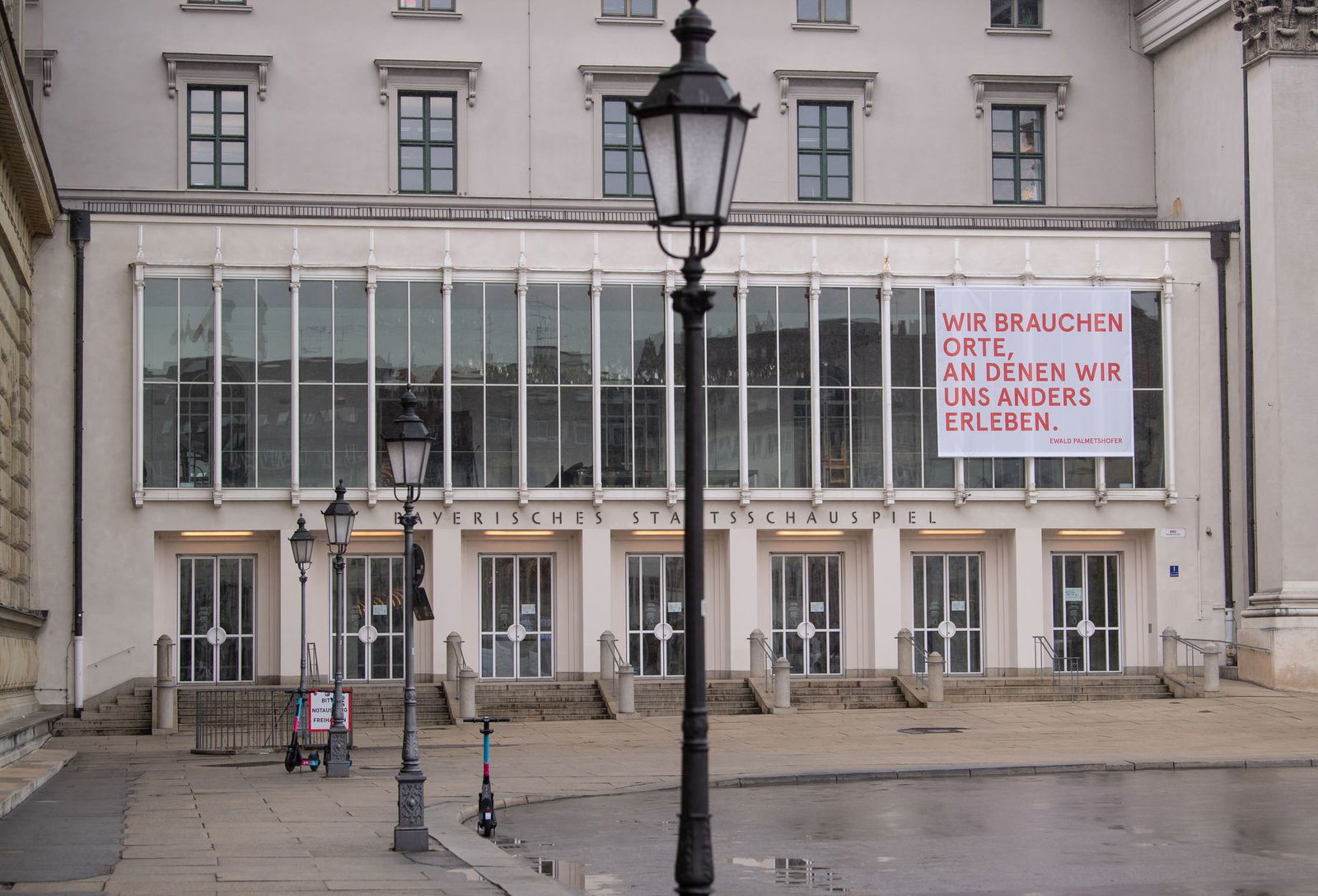 Im Sommer 2025 wurde am Residenztheater eine von Kroetz geschriebene Neufassung des Volksstücks «Gschichtn vom Brandner Kaspar» uraufgeführt. (Archivbild)