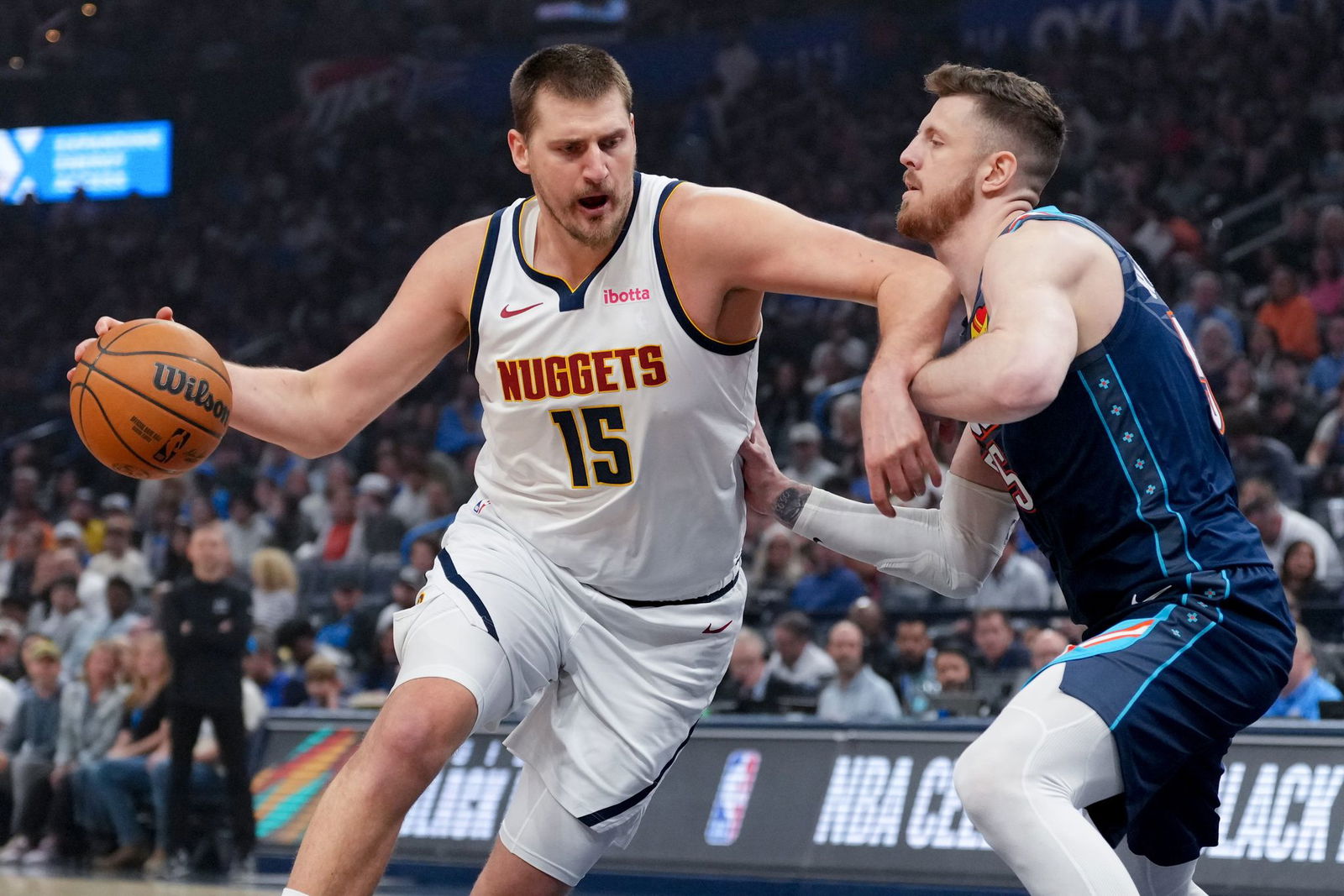 Schenkten sich in einer hitzigen Partie nichts: Nikola Jokic (l) und Isaiah Hartenstein.