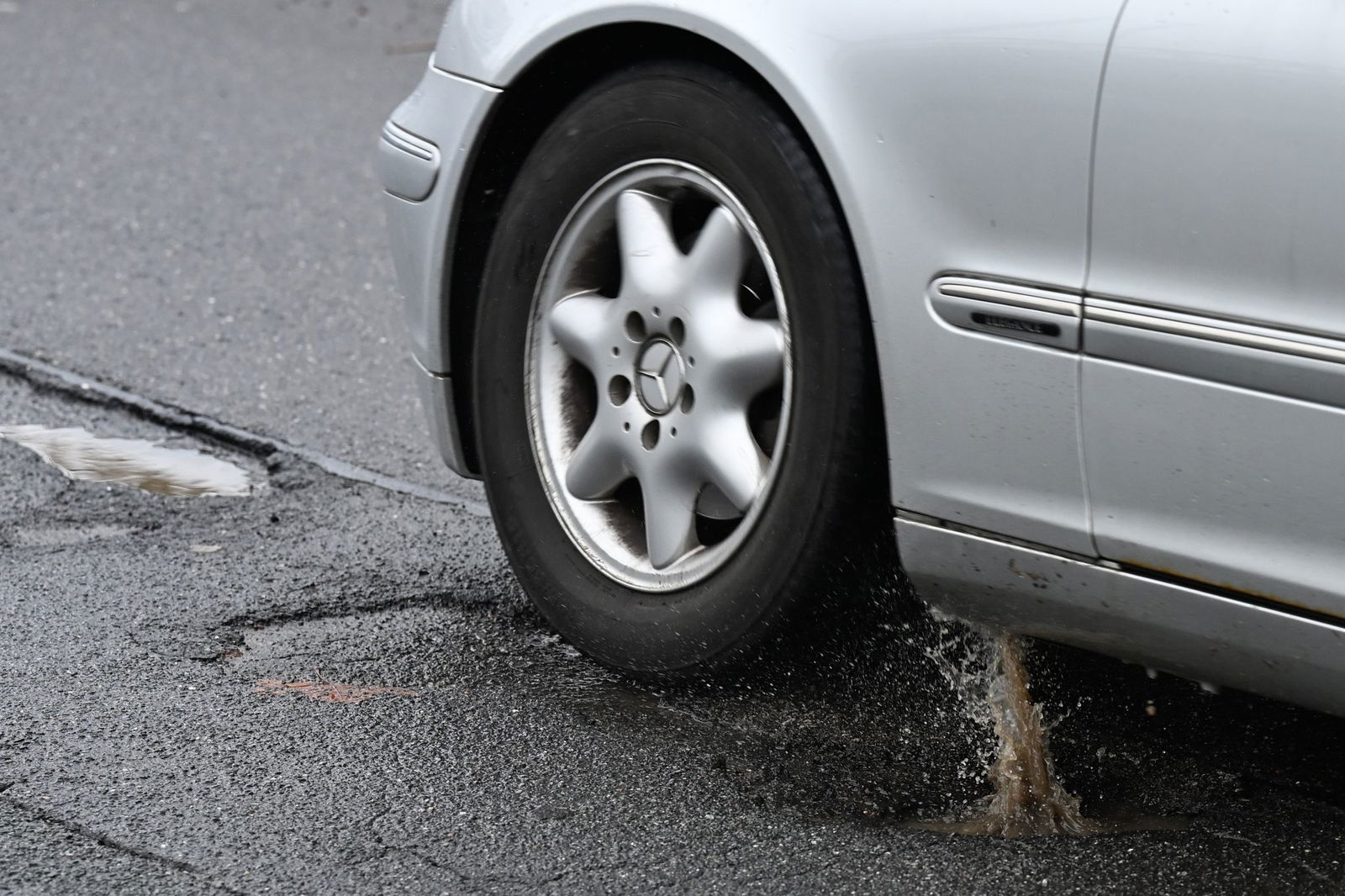 Wenn Wasser bei frostigen Temperaturen in feine Risse eindringt, können Schlaglöcher entstehen. (Symbolbild)
