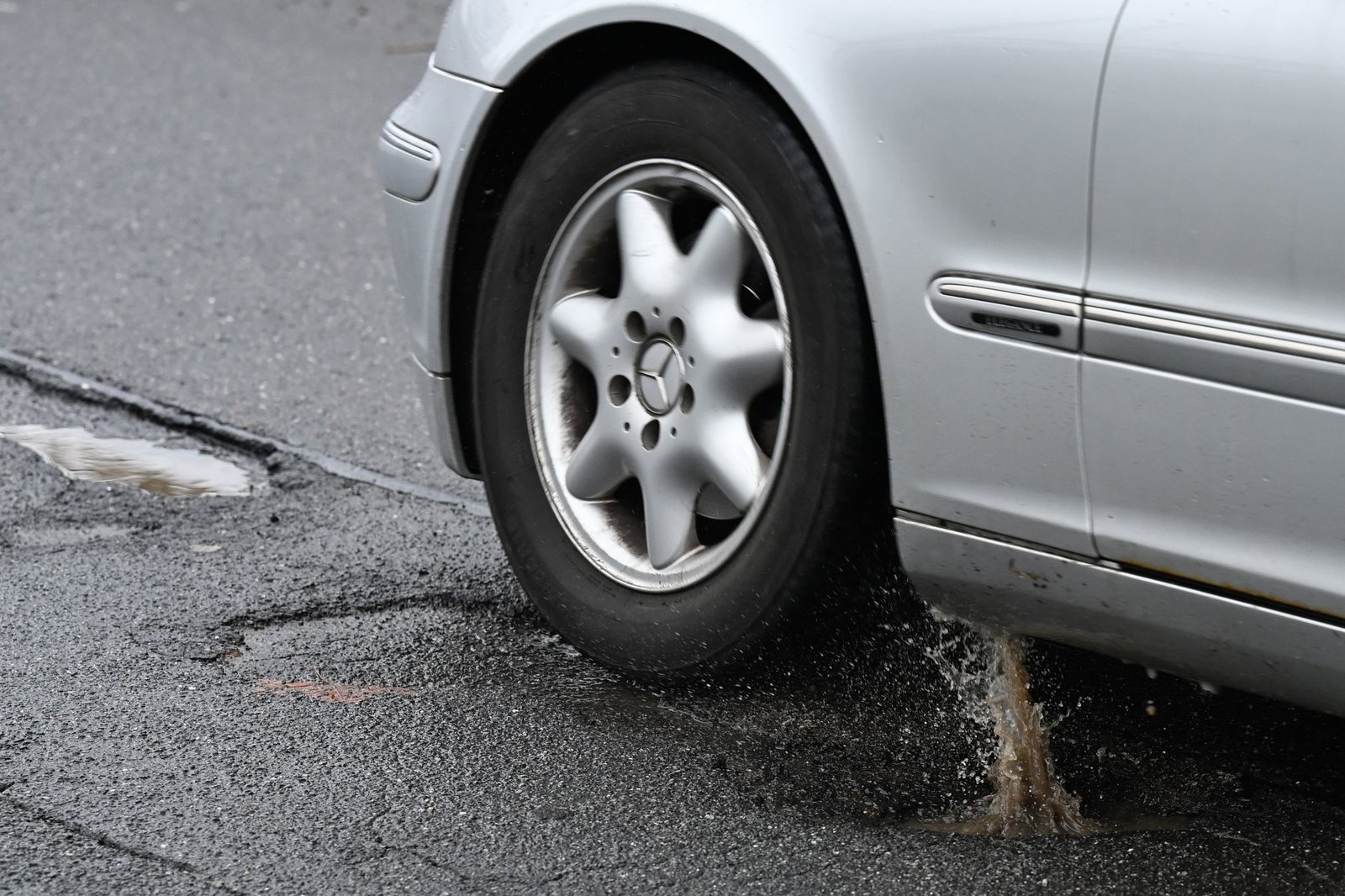 Wenn Wasser bei frostigen Temperaturen in feine Risse eindringt, können Schlaglöcher entstehen. (Symbolbild)