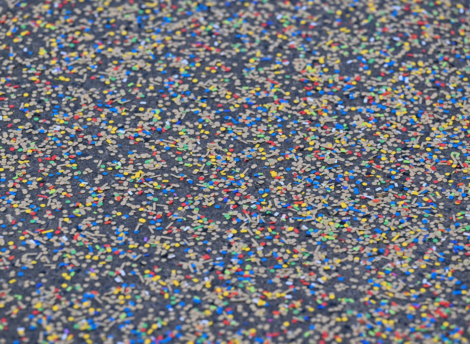 Die bunten Schnipsel sorgen für viel Müll. (Archivbild) 