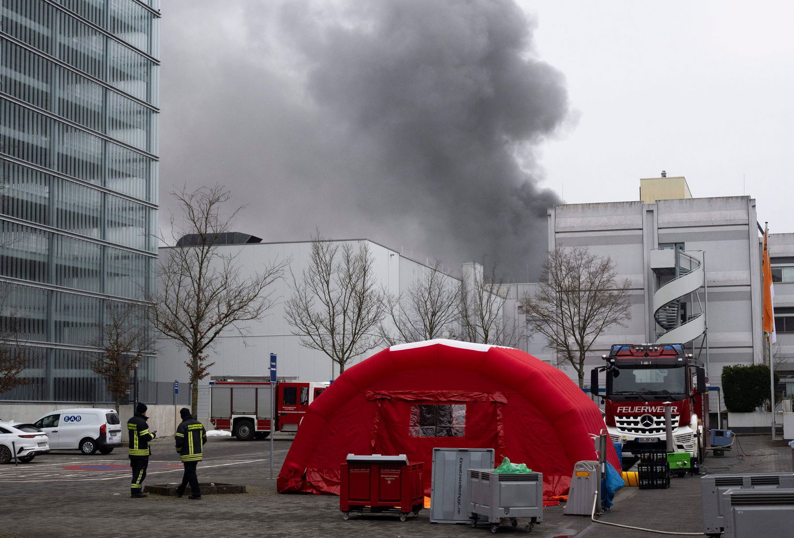 Eine Rauchsäule war weithin sichtbar.