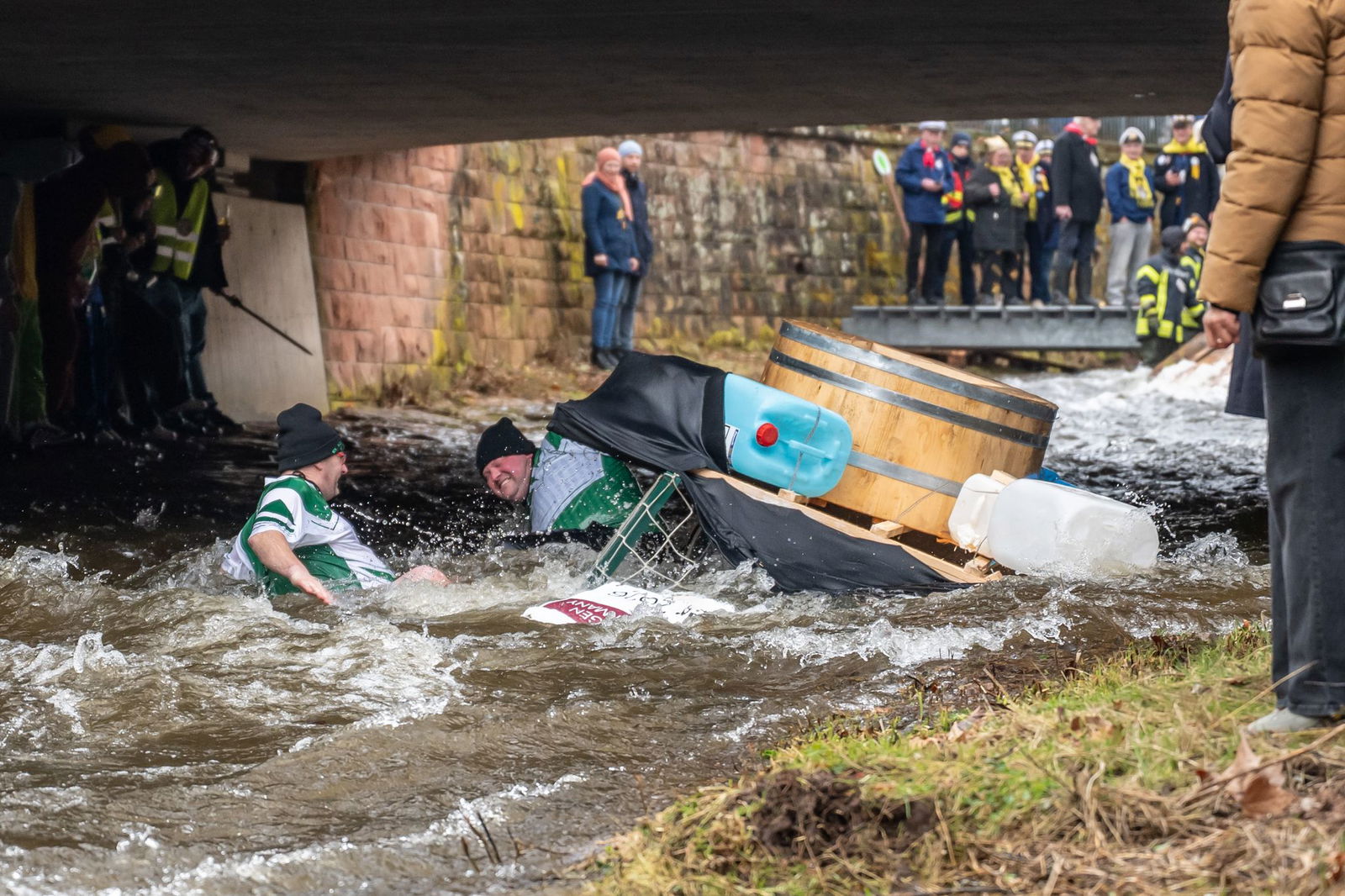 Besonders am Anfang des Spektakels gingen einige Narren nicht freiwillig baden.