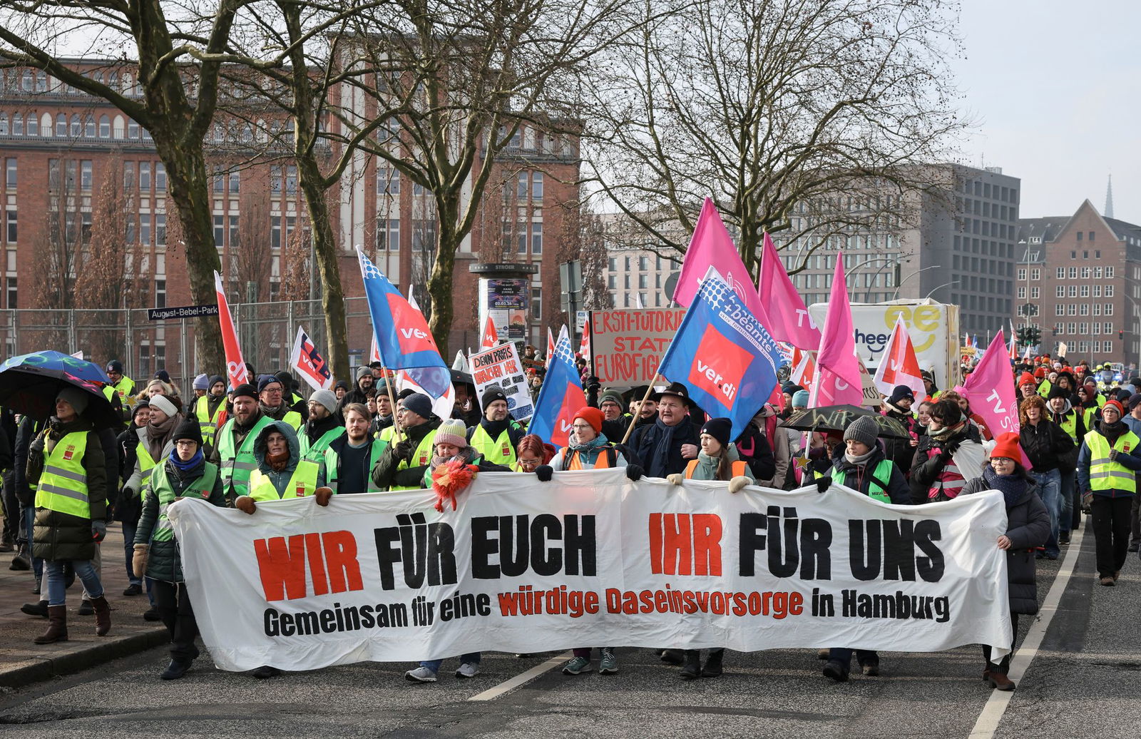 Nach tagelangen Protesten wie hier in Hamburg gehen die Tarifverhandlungen in die wohl letzte Runde. (Archivfoto)