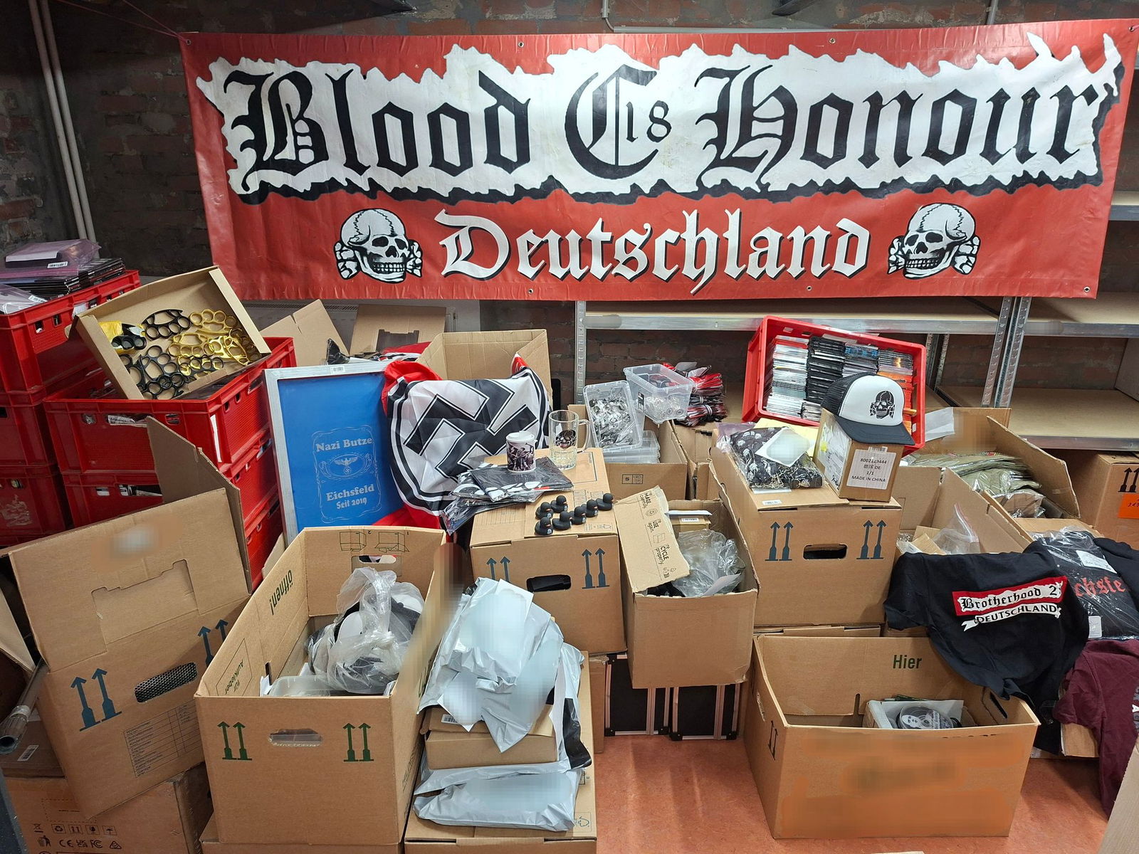 Von Schlagringen bis zu Fahnen reicht das sichergestellte Material.