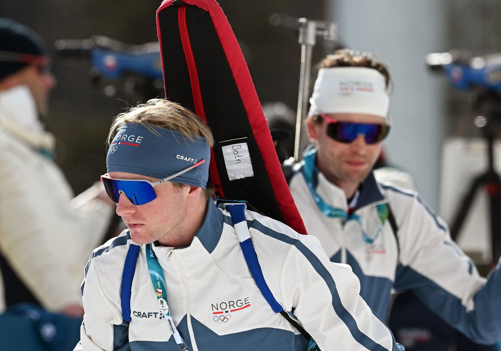 Johan-Olav Botn (vorn) und Sturla Holm Laegreid bereiten sich auf das nächste Rennen vor.