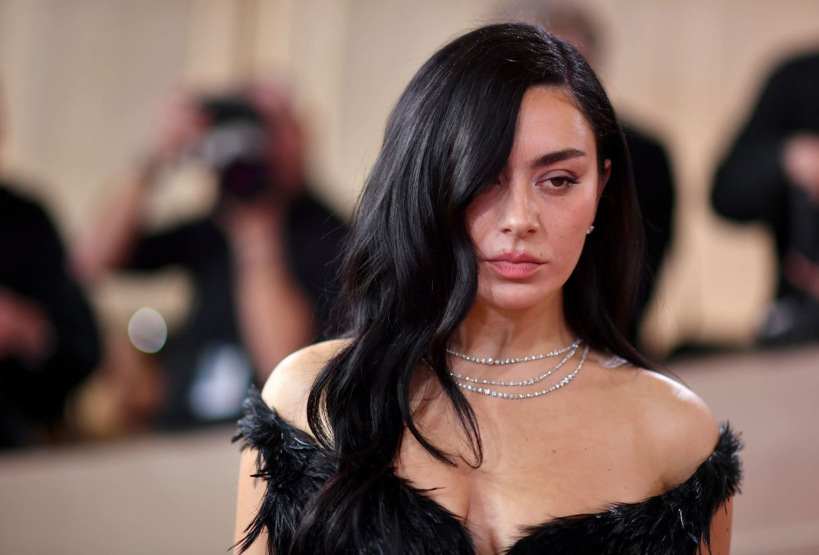 Popstar Charli xcx stellt die Satire «The Moment» in Berlin vor. (Archivbild) 