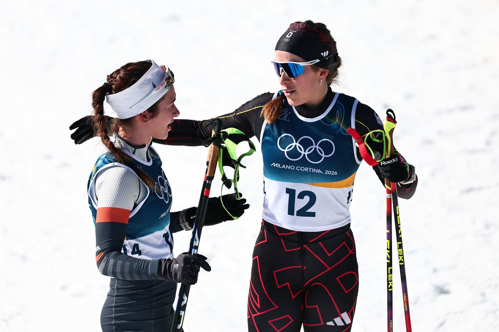 Darija Neprjajeva (l) nahm während des Olympia-Rennens versehentlich die Ski von Katharina Hennig Dotzler.