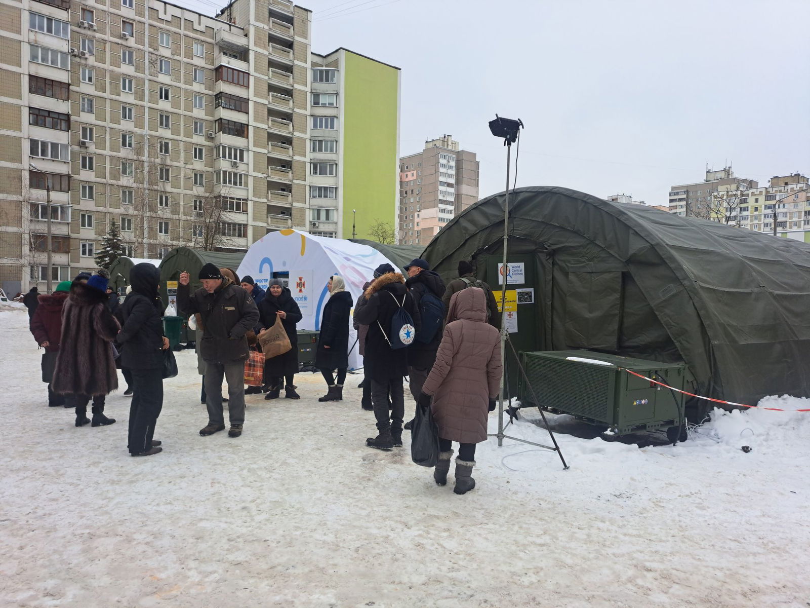 Ukrainische Behörden arbeiten mit internationalen Hilfsorganisationen zusammen, um von Heizungsausfällen betroffenen Menschen zu helfen. (Archivbild)