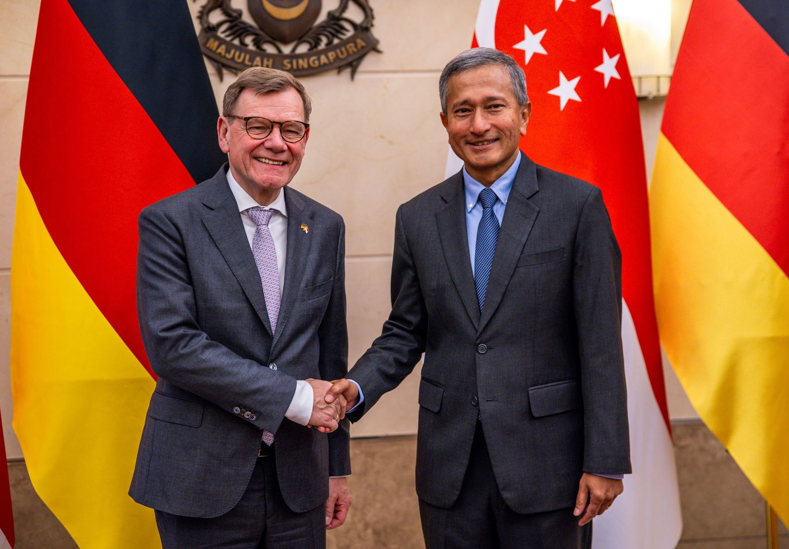 Außenminister Johann Wadephul (CDU) besucht zum Auftakt seiner Reise nach Südostasien und in die Pazifikregion den Stadtstaat Singapur. Dort trifft er seinen Amtskollegen Vivian Balakrishnan. 