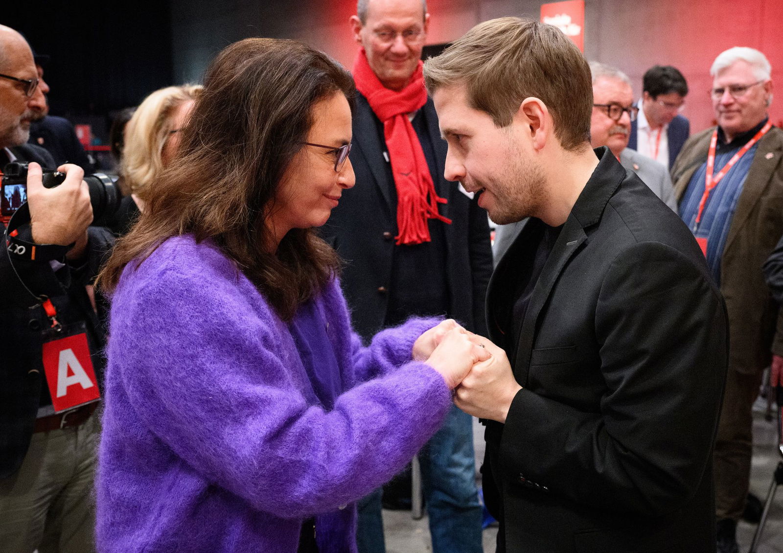 Kevin Kühnert und DGB-Chefin Yasmin Fahimi beim SPD-Parteitag 2023 –  heute beraten sie in einer DGB-Kommission über die Rente. (Archivbild)