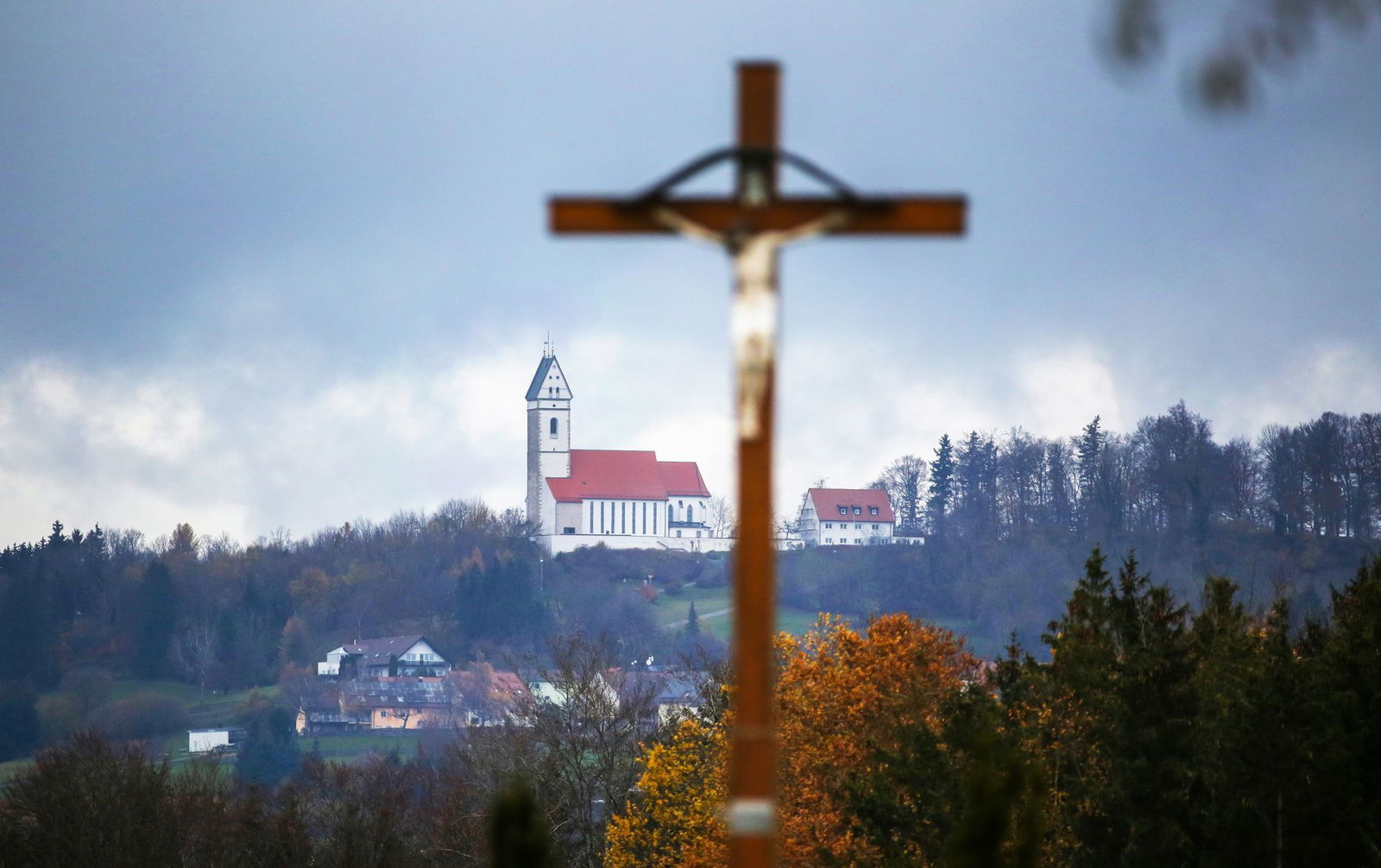 Die Wallfahrtskirche liegt auf dem Bussen. (Symbolbild)